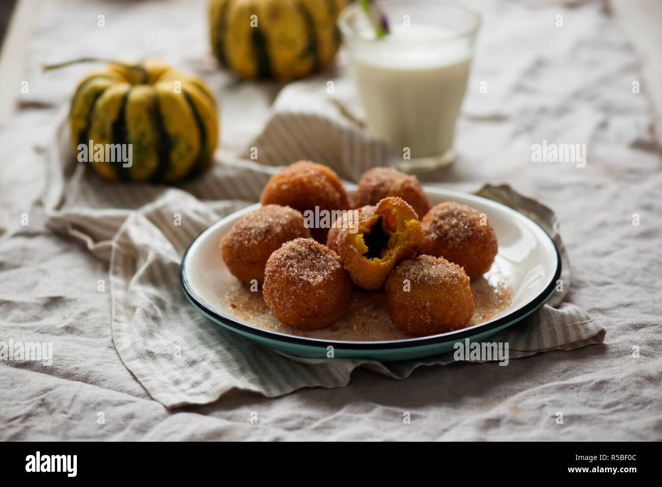 Nutella gefüllten Kürbis churro beißt. style Vintage. selektive Fokus Stockfoto