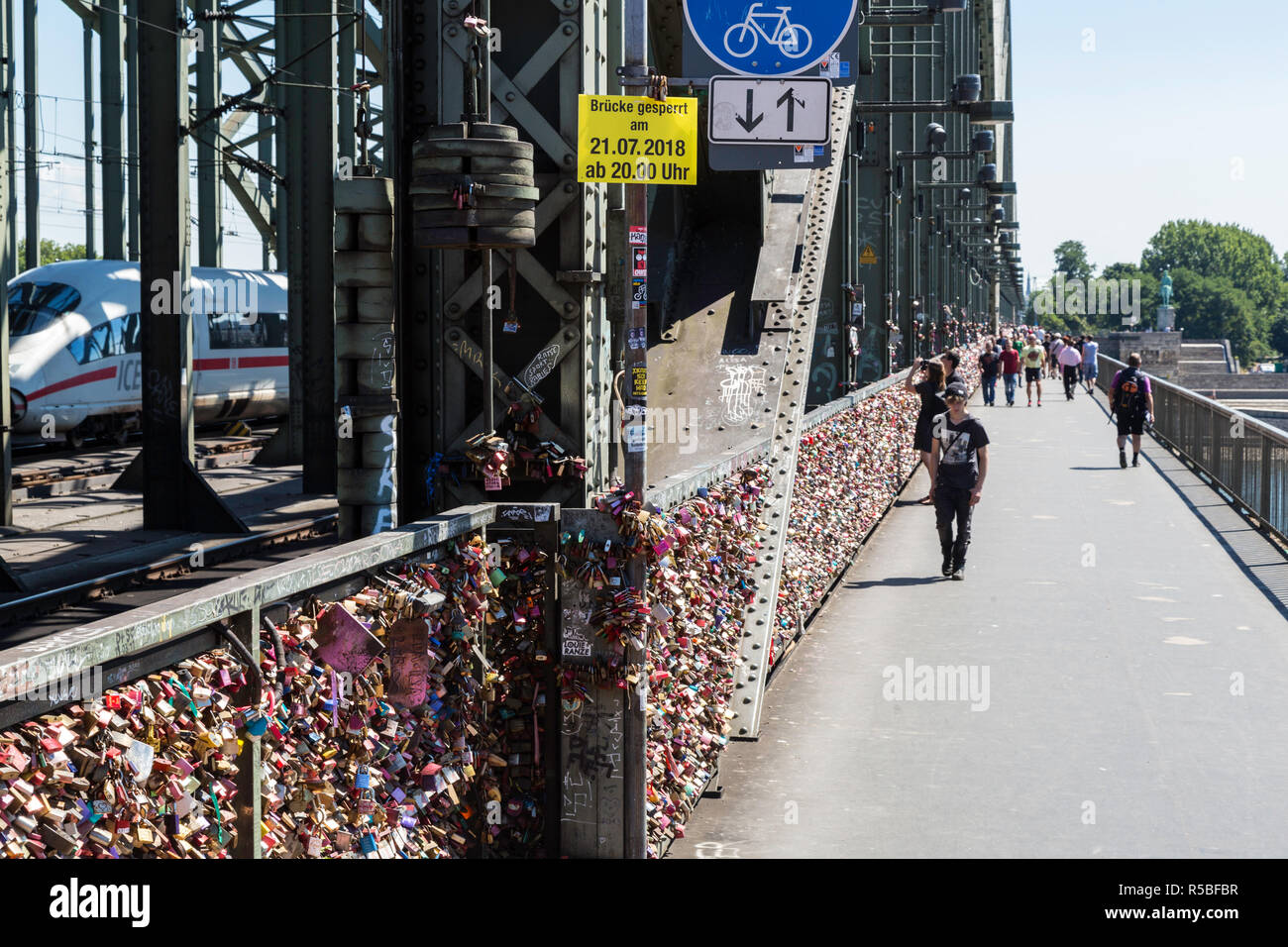 Köln, Deutschland. Liebe Schlösser der Hohenzollern Brücke über den Rhein, eine Eisenbahn- und Fußgängerbrücke, geschäftigsten Eisenbahnbrücke in Deutschland. Stockfoto