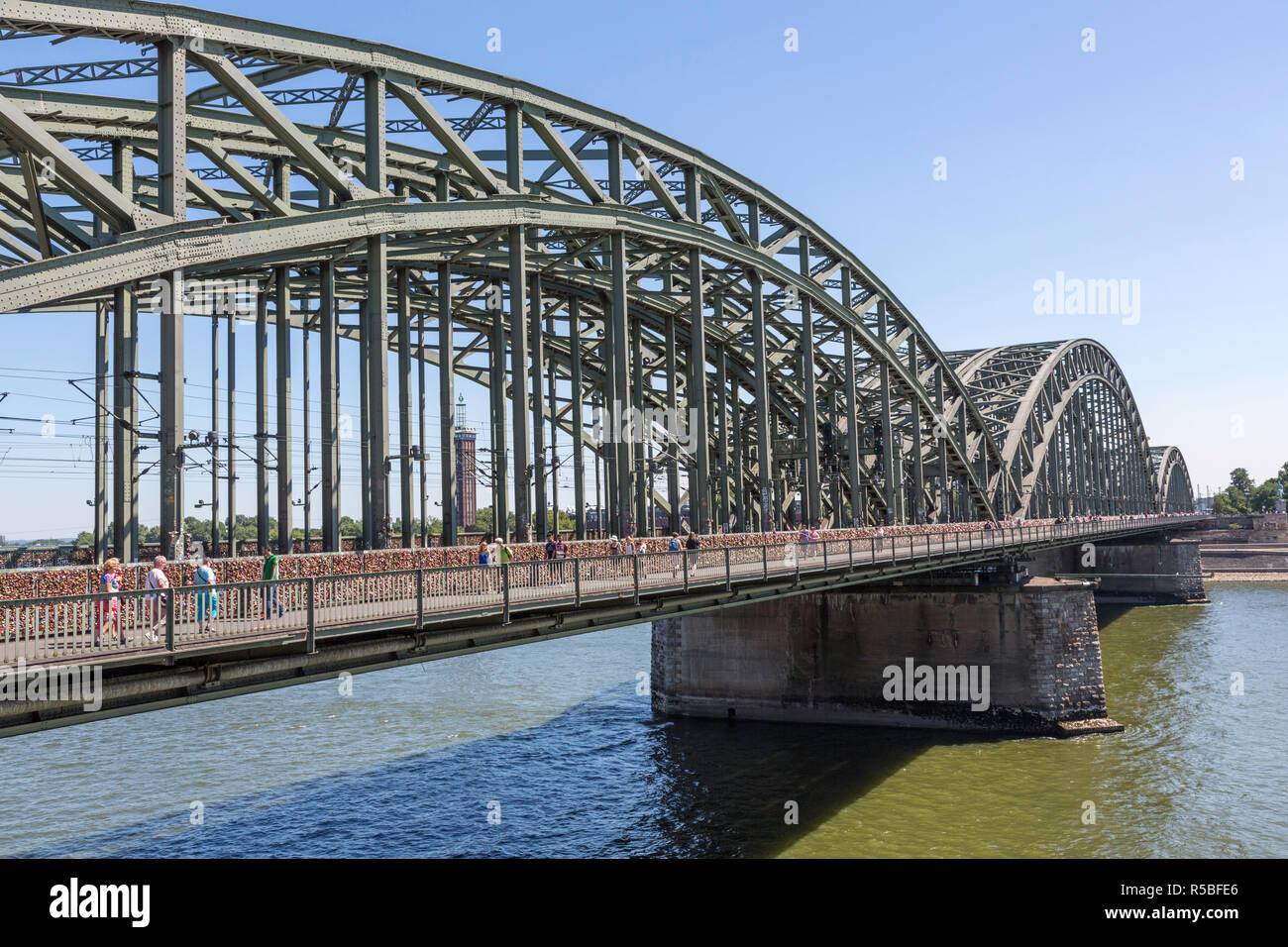 Köln, Deutschland. Hohenzollern Brücke über den Rhein, eine Eisenbahn- und Fußgängerbrücke, geschäftigsten Eisenbahnbrücke in Deutschland. Stockfoto