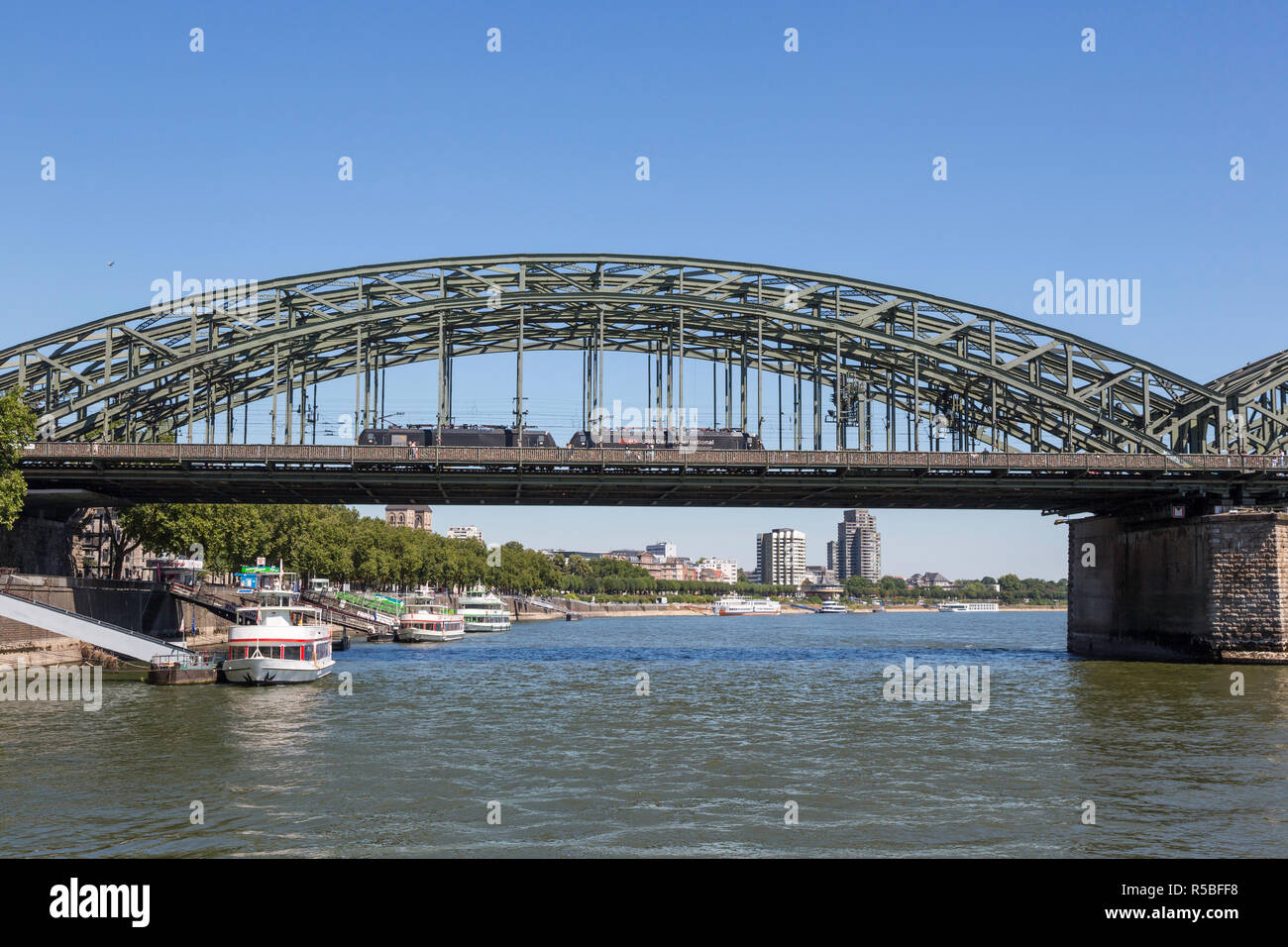 Köln, Deutschland. Hohenzollern Brücke über den Rhein, eine Eisenbahn- und Fußgängerbrücke, geschäftigsten Eisenbahnbrücke in Deutschland. Stockfoto