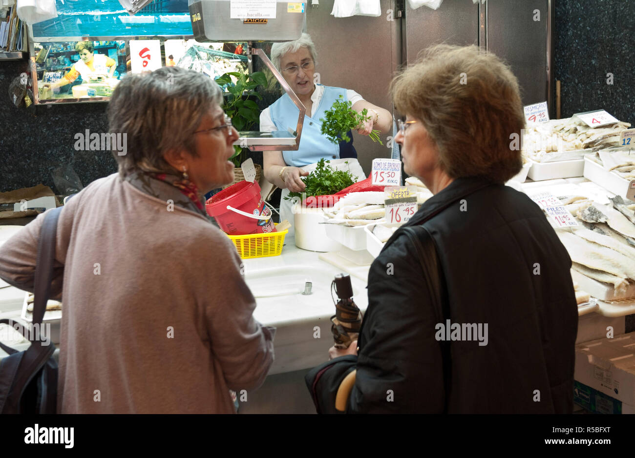 Fisch, der für den Verkauf in den Markt La Boqueria, Barcelona, Spanien Stockfoto