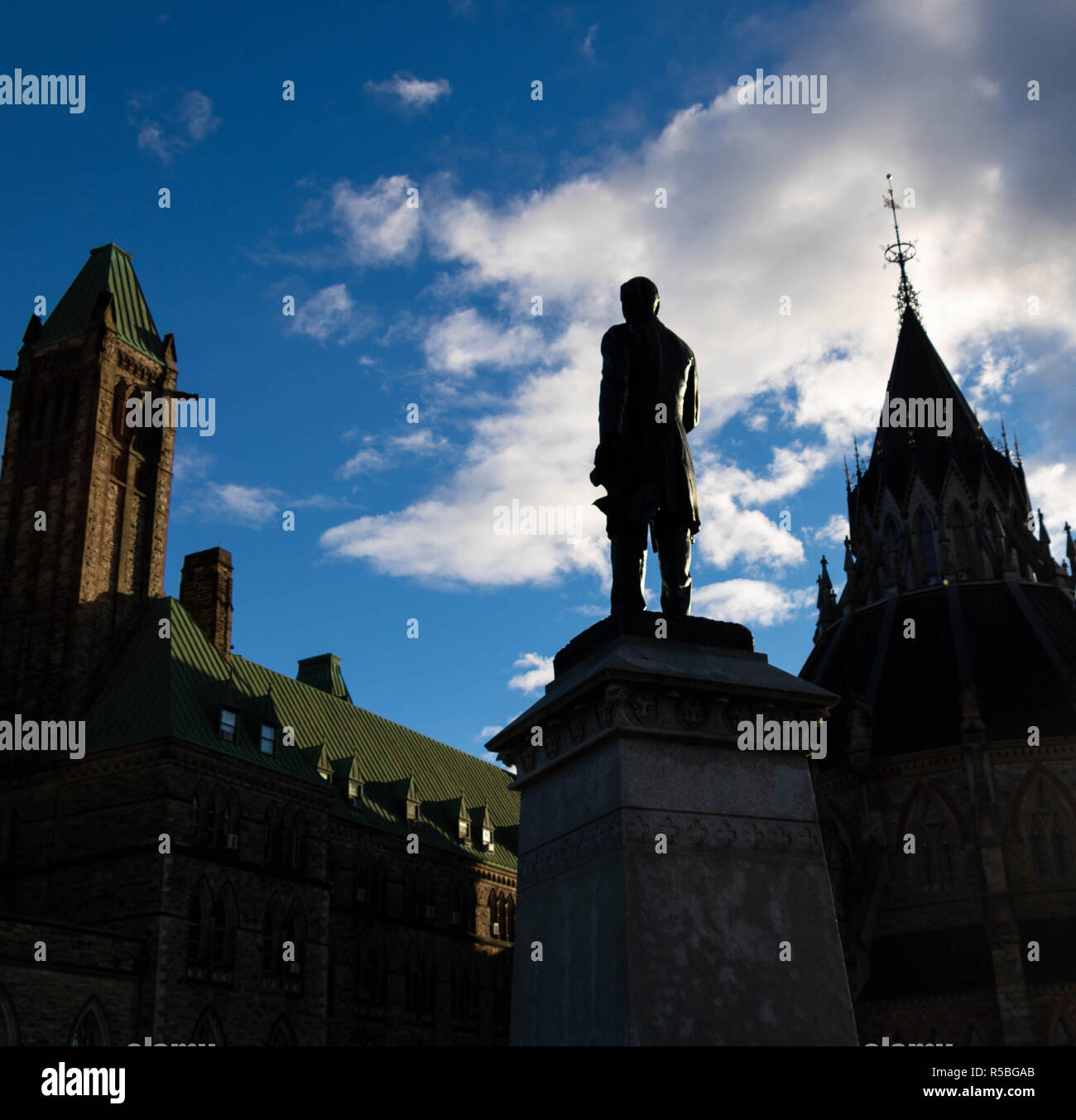 Thomas D'Arcy McGee statue hinter dem Parliament Hill in Ottawa, Kanada. Stockfoto