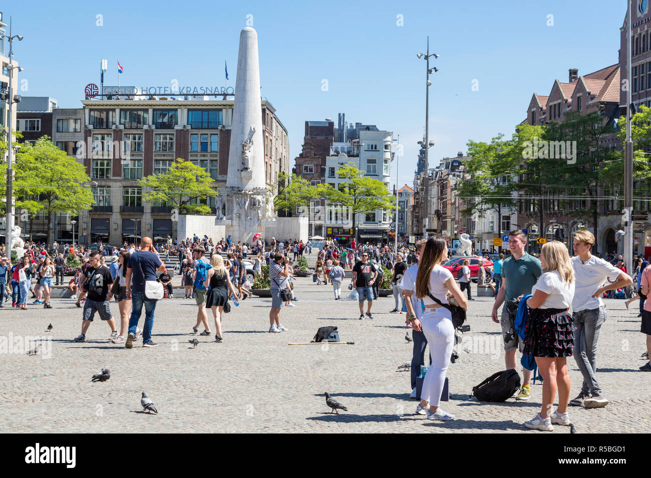 Amsterdam, Niederlande. Damplein (Dam) und National Monument auf dem Zweiten Weltkrieg und den Frieden. Stockfoto