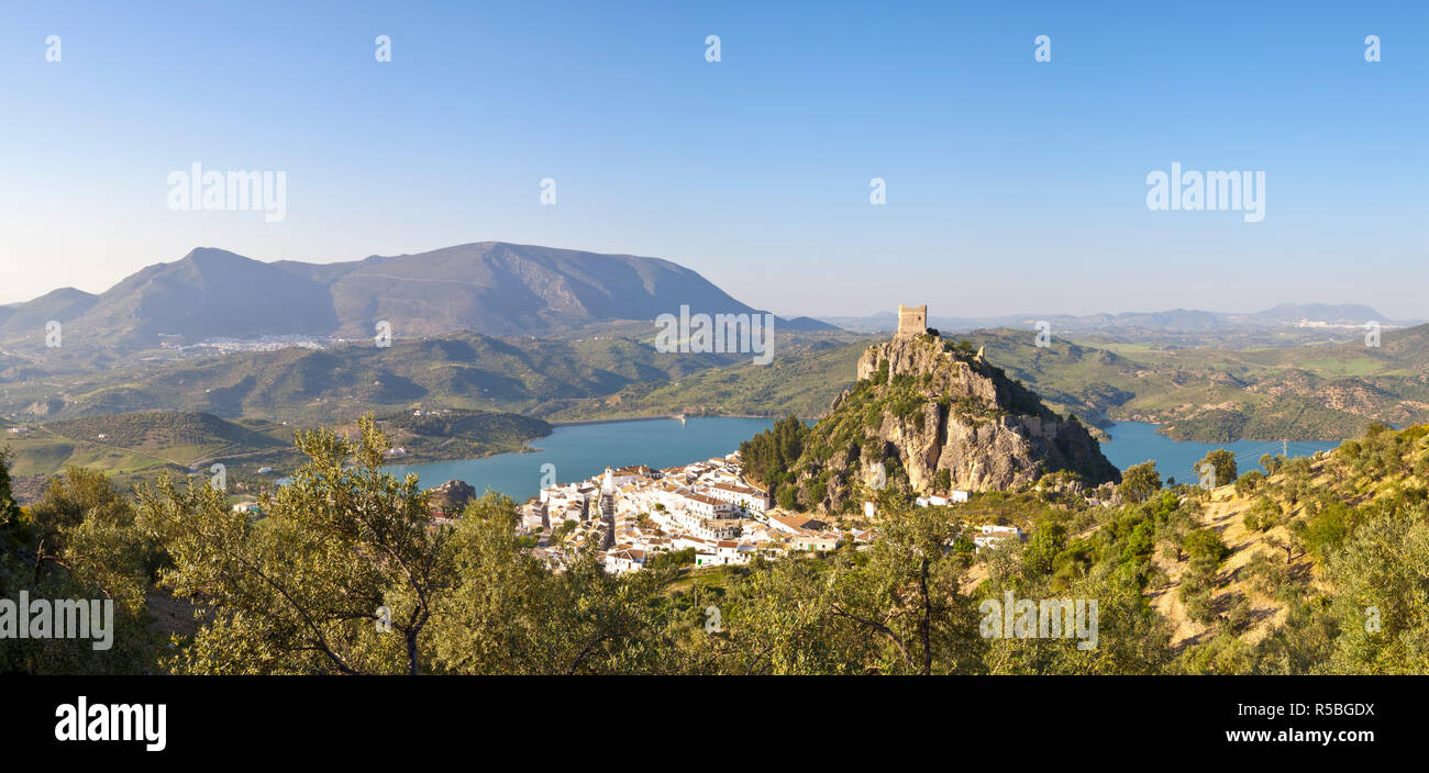Die weiß getünchten Dorf von Zahara de la Sierra, dominiert von maurischen Burg, Zahara de la Sierra, Provinz Cadiz, Andalusien, Spanien Stockfoto