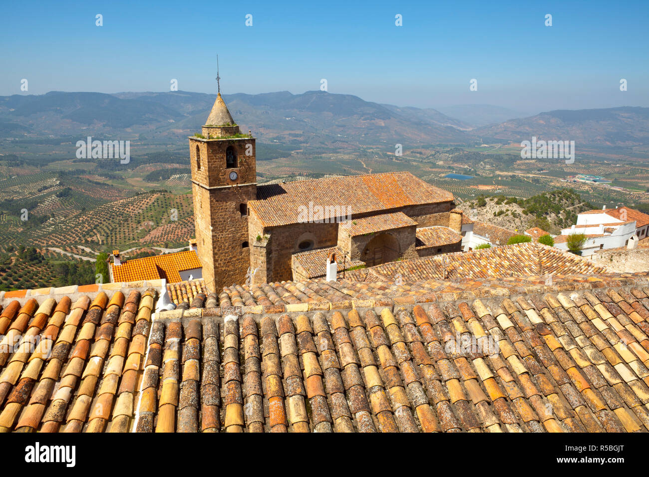 Kirchturm und Dächer, Segura de la Sierra, die Provinz Jaen, Andalusien, Spanien Stockfoto