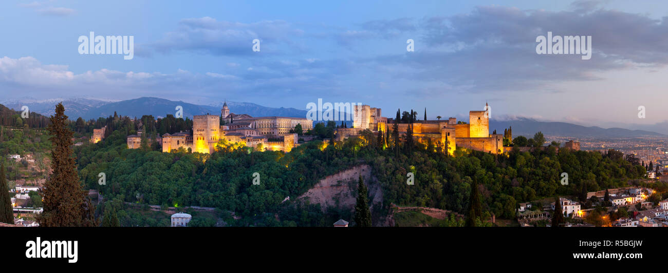 Die Alhambra leuchtet in der Dämmerung, Granada, Provinz Granada, Andalusien, Spanien Stockfoto