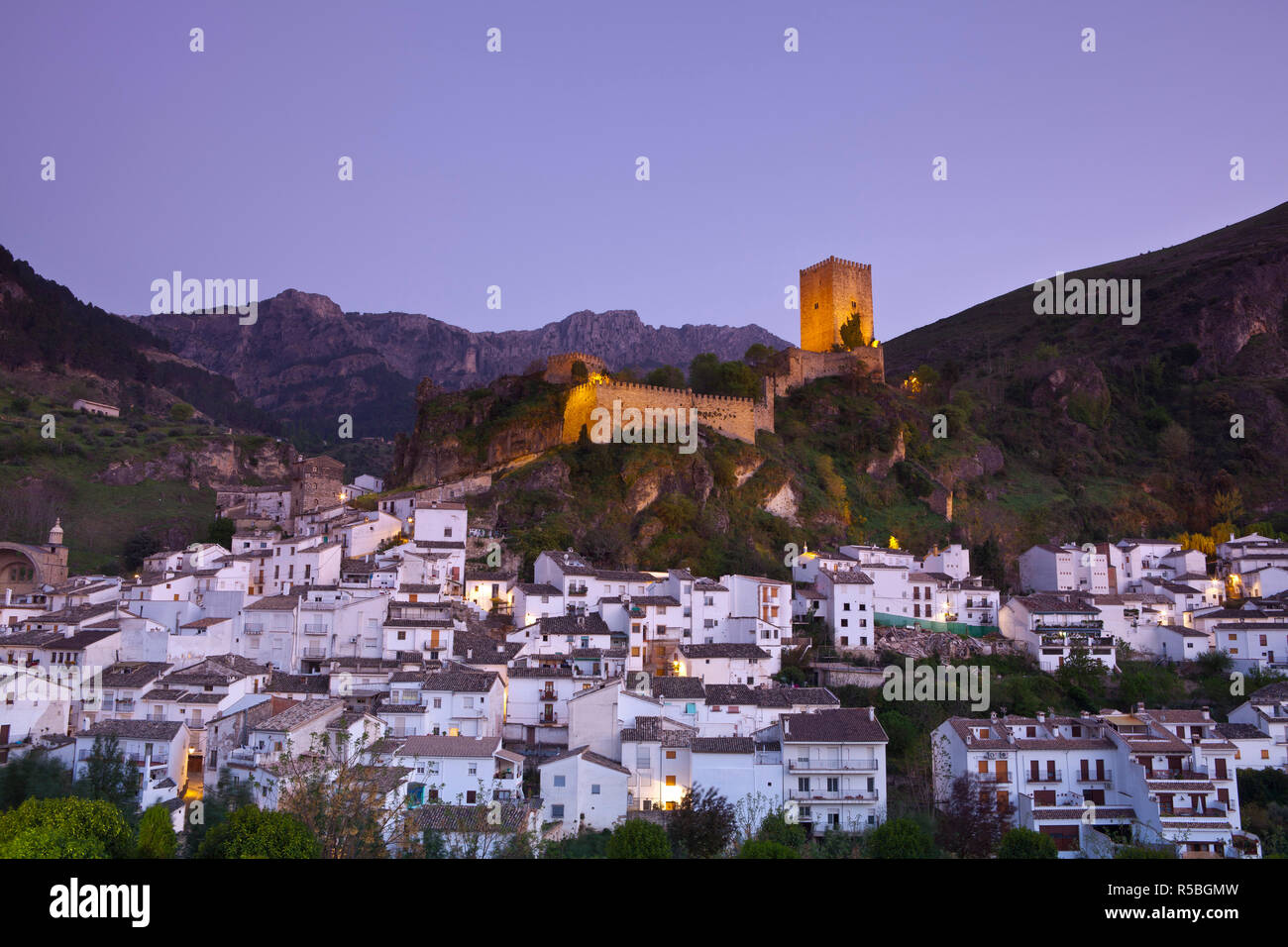 Die Maurische Yedra Schloss leuchtet in der Dämmerung, Cazorla, Provinz Jaen, Andalusien, Spanien Stockfoto