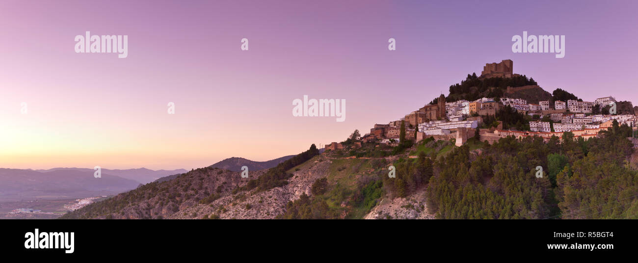 Die Mudejar Schloss mit Blick auf das Bergdorf Segura de la Sierra, die Provinz Jaen, Andalusien, Spanien Stockfoto