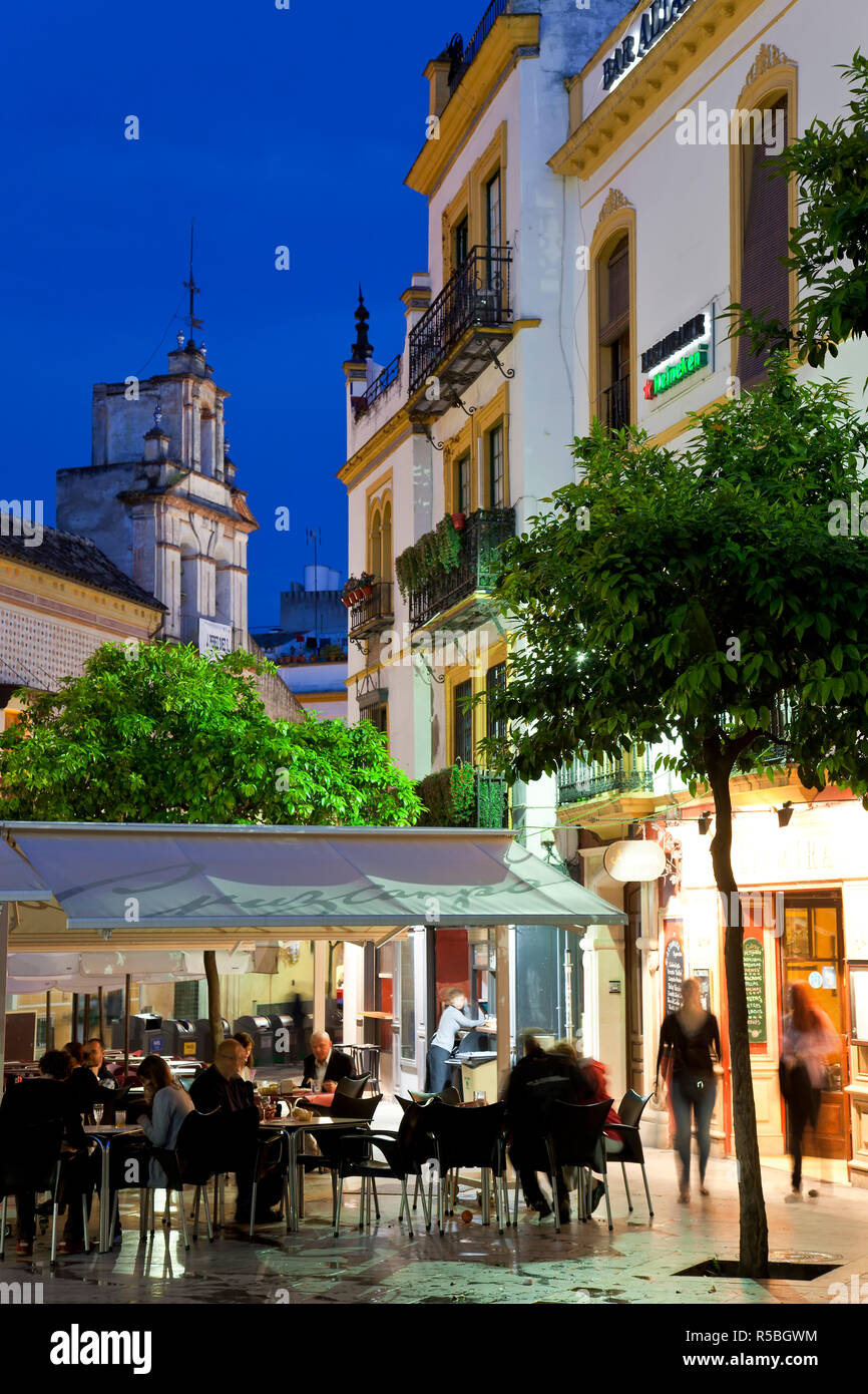 Restaurant und Tapas Bar in der Nacht, Barrio Santa Cruz, Sevilla, Andalusien, Spanien Stockfoto