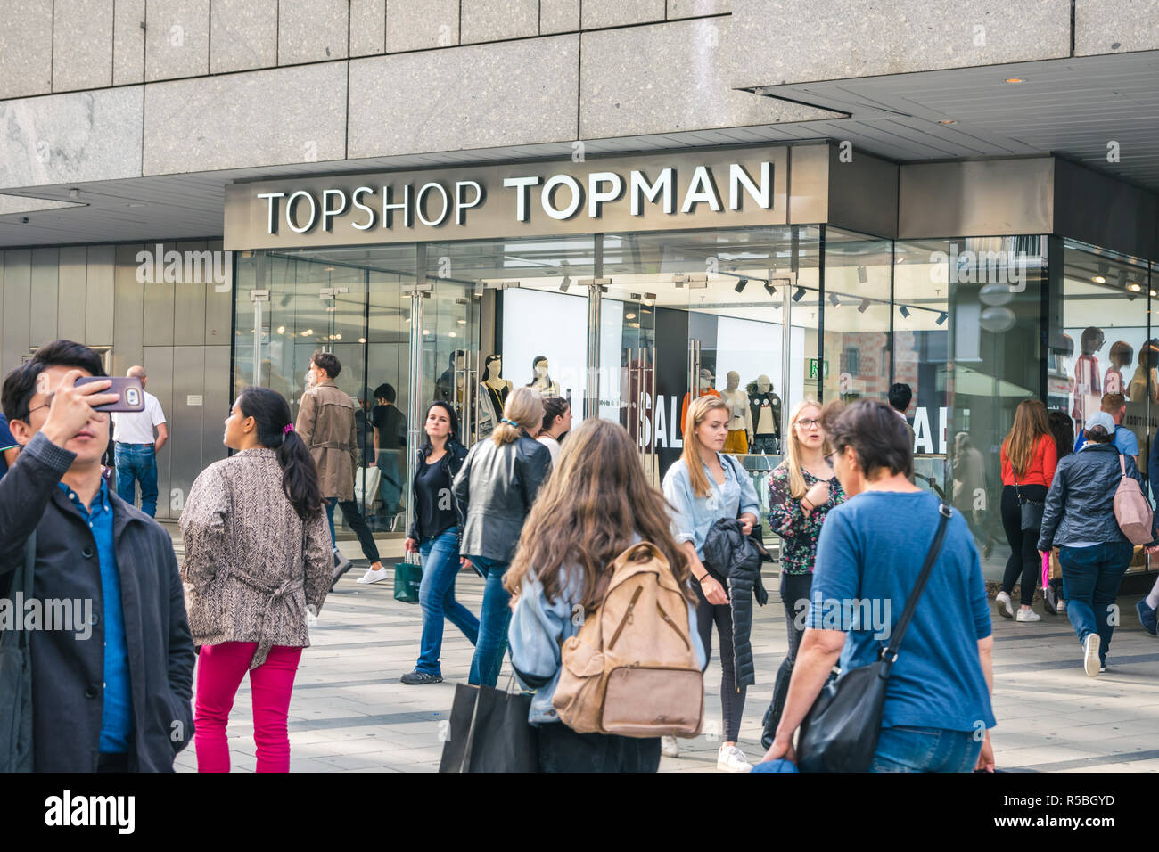 München, Deutschland - September 2018: Vorderseite der Topshop/Topman  Kleidung Store in München. Englische Marke Stockfotografie - Alamy