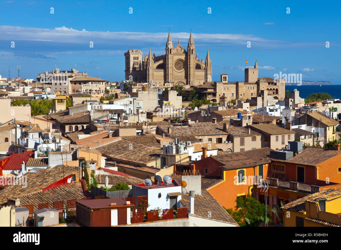 Kathedrale La Seu und der Altstadt Dächer, Palma de Mallorca, Mallorca, Balearen, Spanien Stockfoto