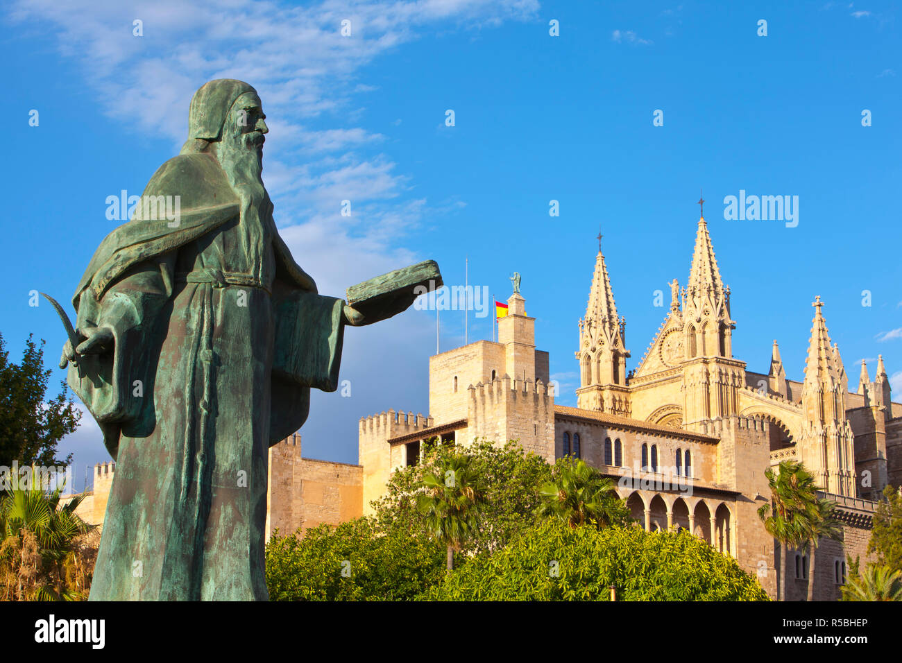 Ramon Llull Statue & Kathedrale La Seu, Palma de Mallorca, Mallorca, Balearen, Spanien Stockfoto