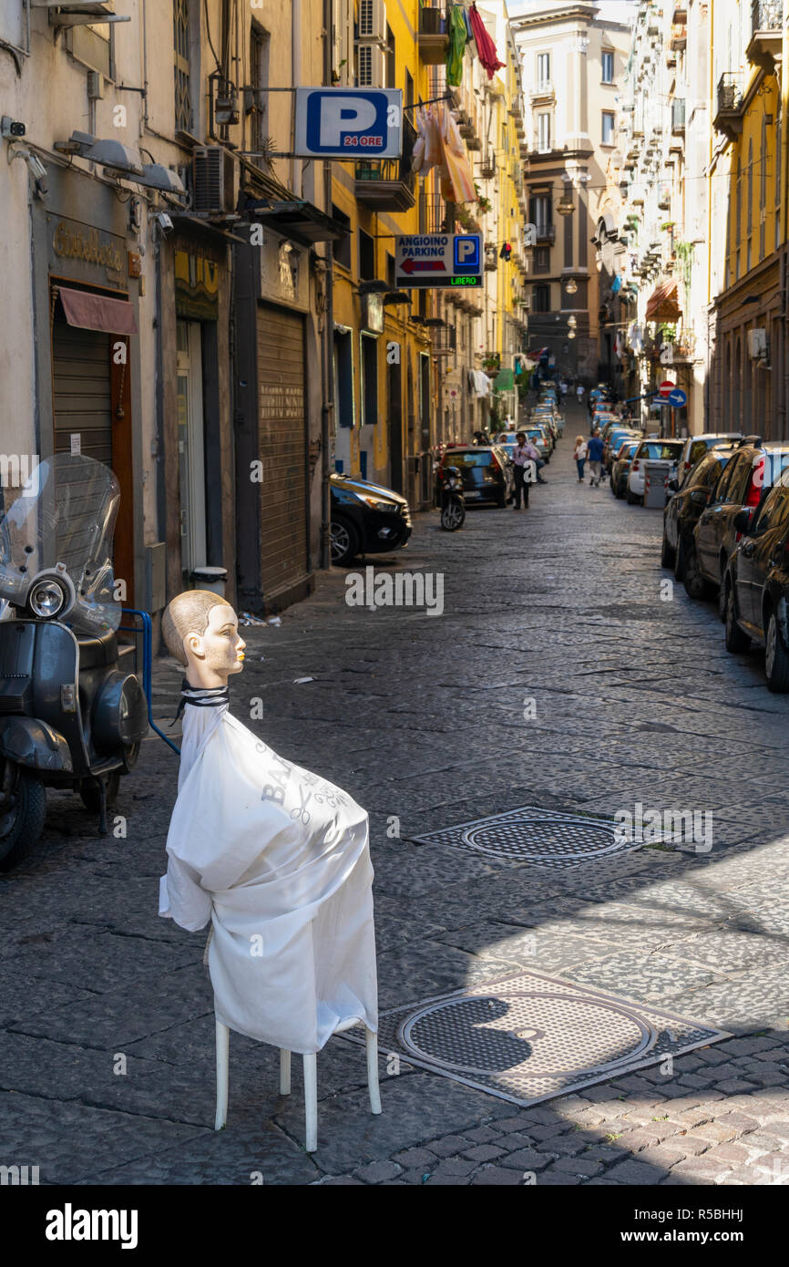 Extraausstattung Schild in einer Seitenstraße in Neapel, Italien. Stockfoto