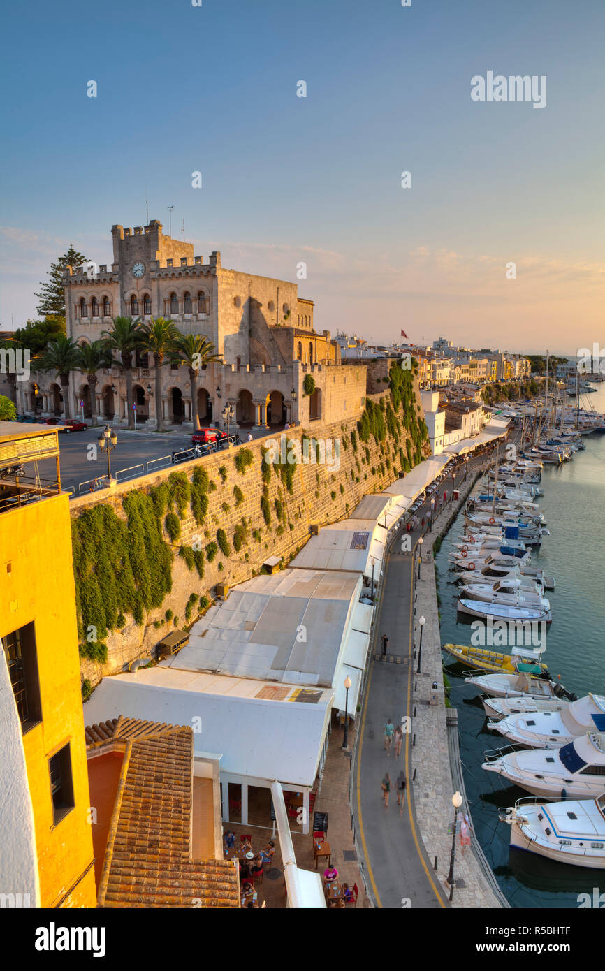 Hafen und Uferpromenade von Ciutadella, Menorca, Balearen, Spanien Stockfoto