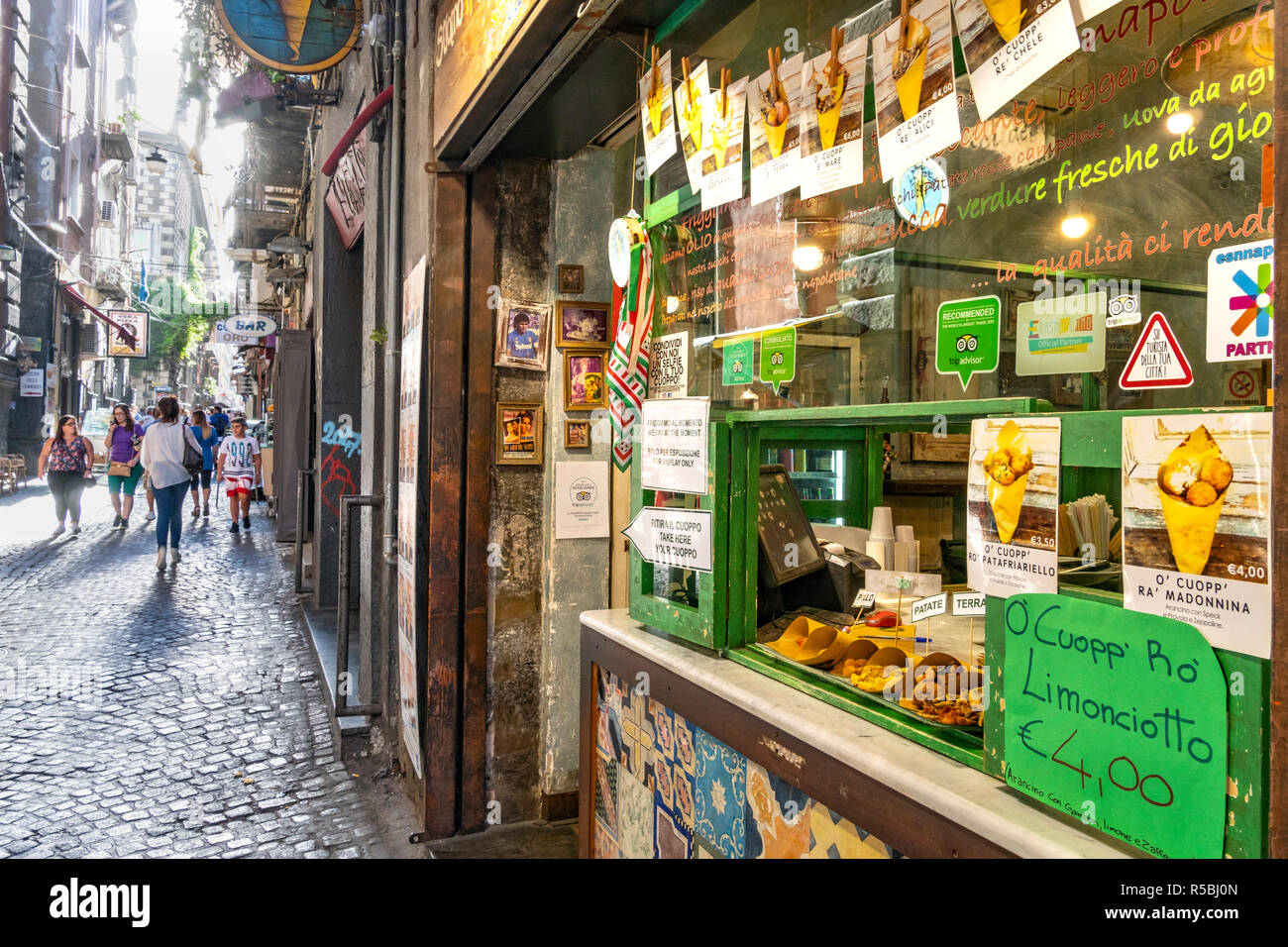 Il Cuoppo einen Shop Street Food auf der Via S.Biagio dei Librai auch als Straße der Spaccanapoli" Neapel Splitter" im Herzen der historischen bekannt Stockfoto