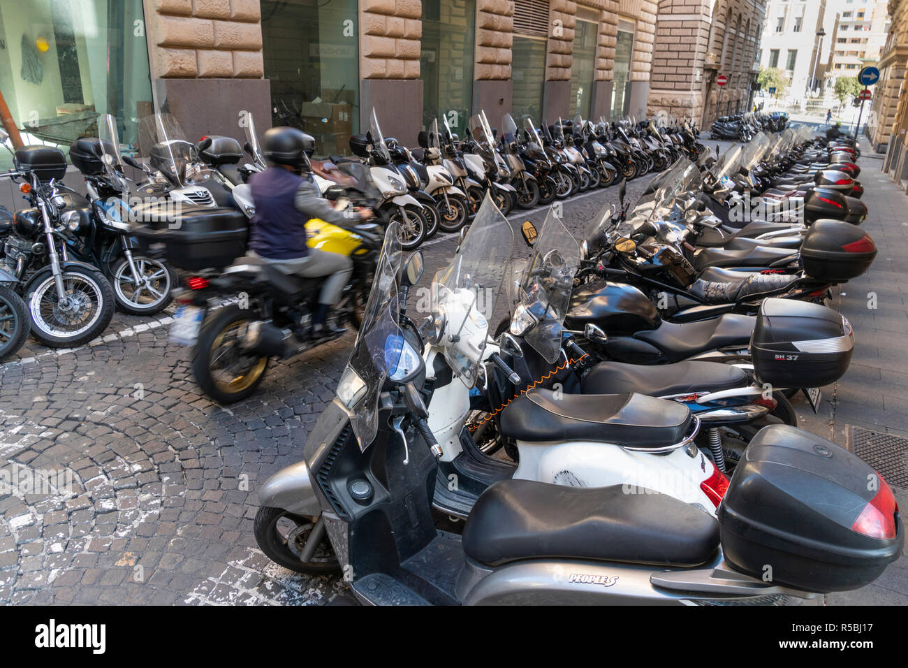 Reihen von Roller und Motorräder, das beliebteste Verkehrsmittel in Neapel, in einer ruhigen Straße im Zentrum der Stadt, Neapel, Italien geparkt. Stockfoto