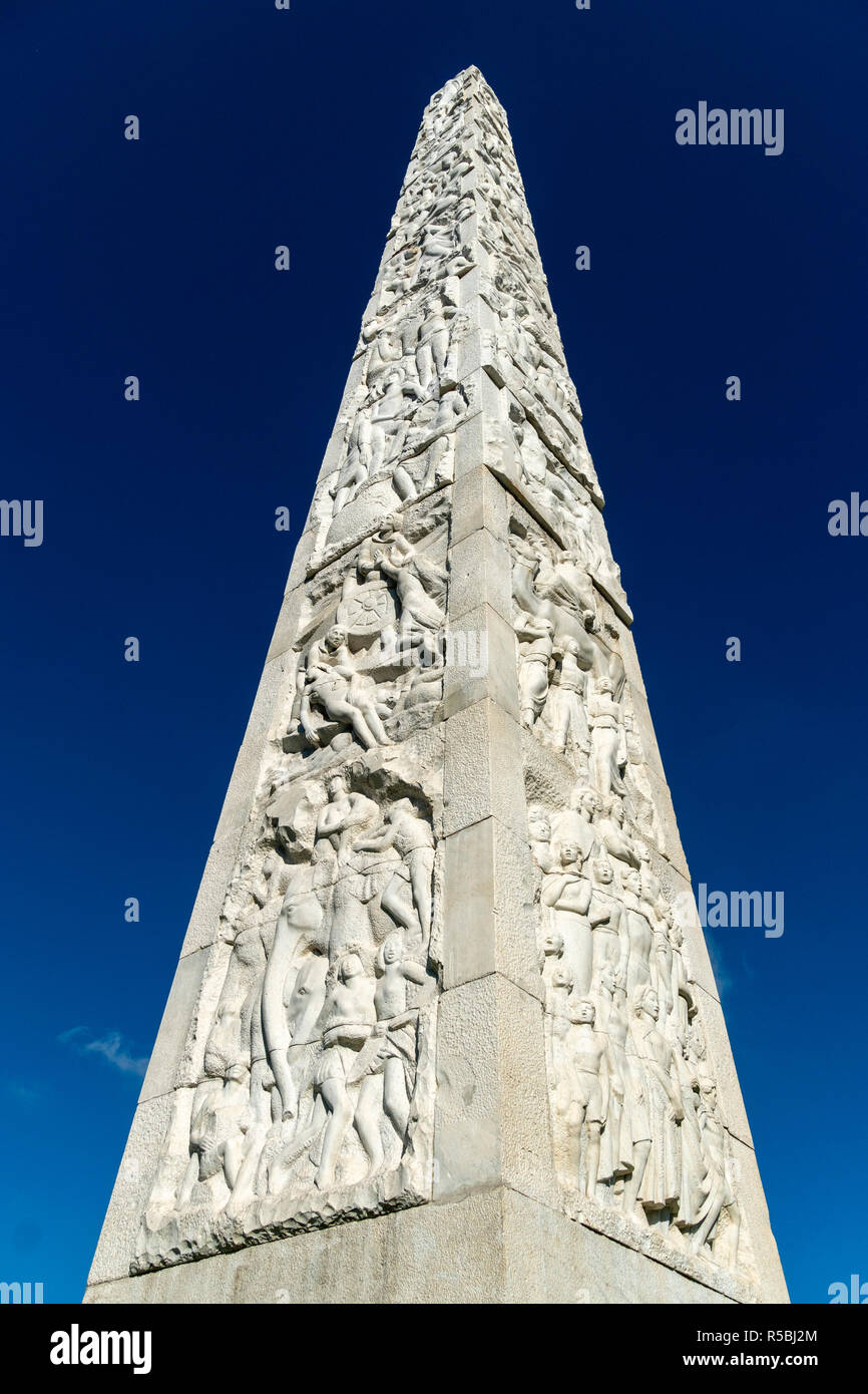 Der Obelisk von Marconi in der Piazza Guglielmo Marconi, für die esposizione Universale Roma 1942 gebaut. EUR, Rom, Italien. Stockfoto