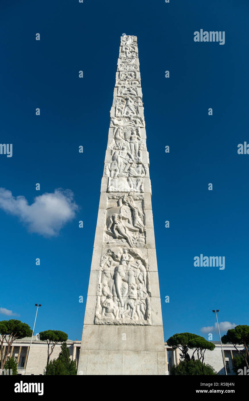 Der Obelisk von Marconi in der Piazza Guglielmo Marconi, für die esposizione Universale Roma 1942 gebaut. EUR, Rom, Italien. Stockfoto