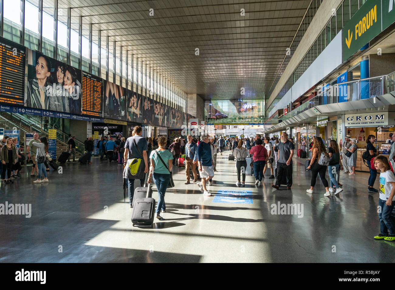 Reisende auf dem zentralen Eingangsbereich des Bahnhof Termini, Rom, Latium, Italien, Stockfoto