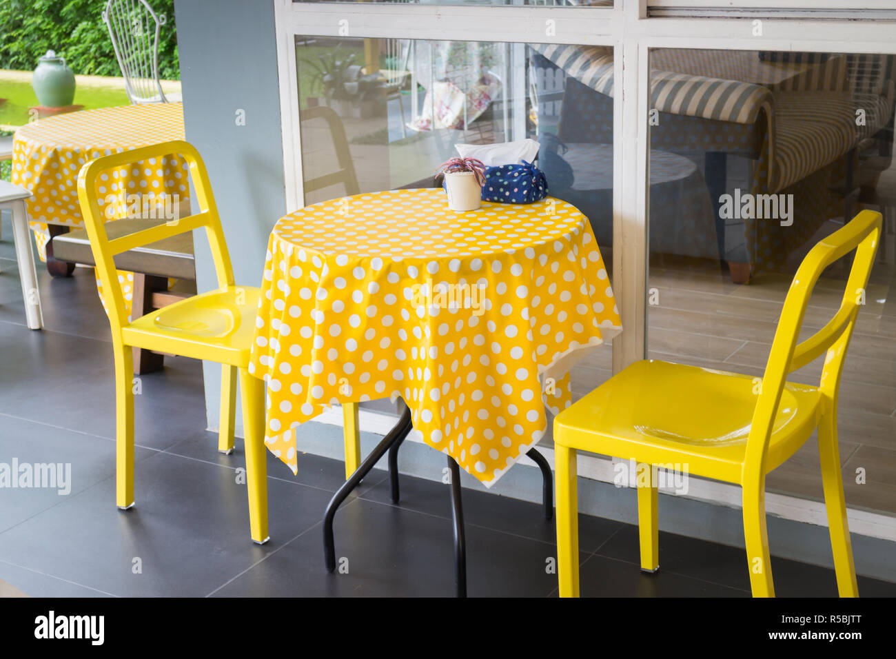 Gelb Tisch und Stuhl im Restaurant im Freien, Garten Stockfotografie - Alamy