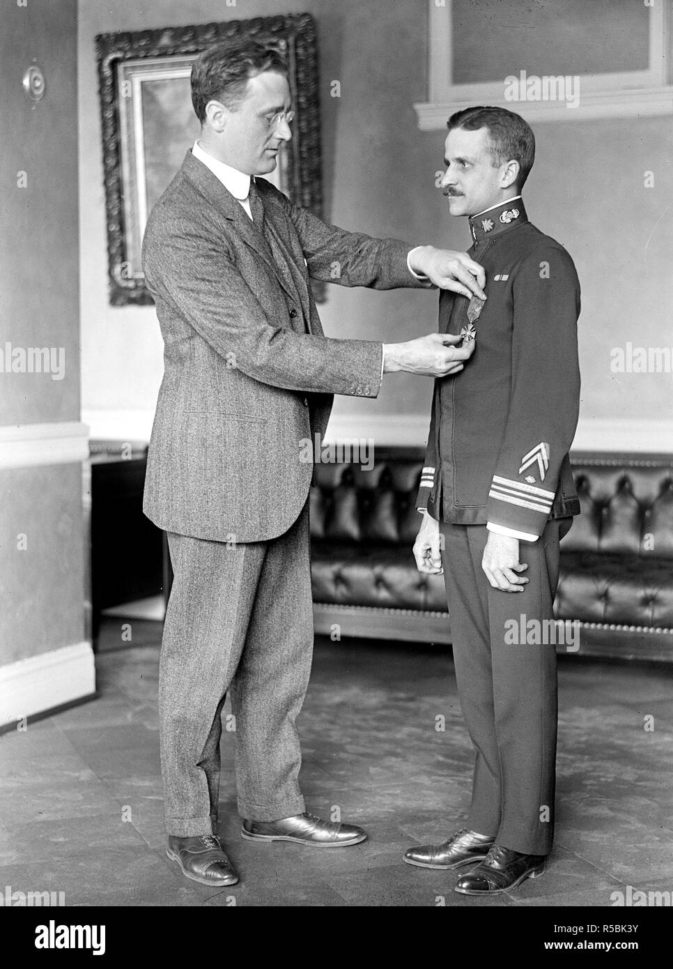Franklin D. Roosevelt, stehen, präsentieren eine Auszeichnung. 1916-1919 Stockfoto