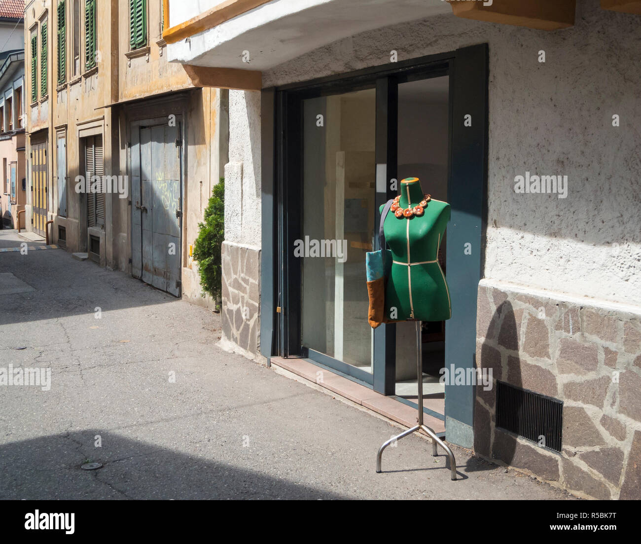 Tailoring Puppe in einer engen Gasse Stockfoto