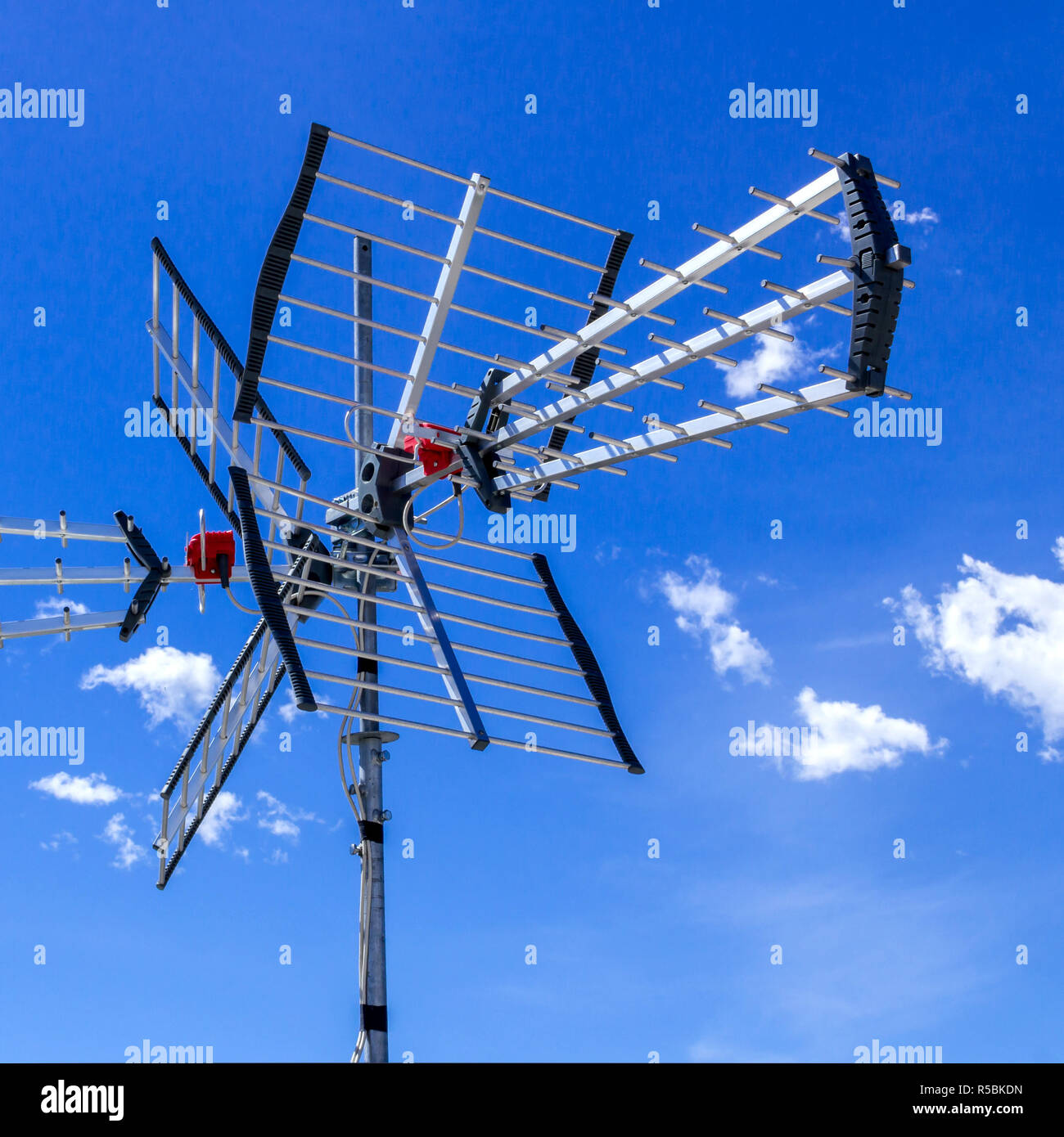 TV-Antenne gegen den hellen Himmel Stockfoto