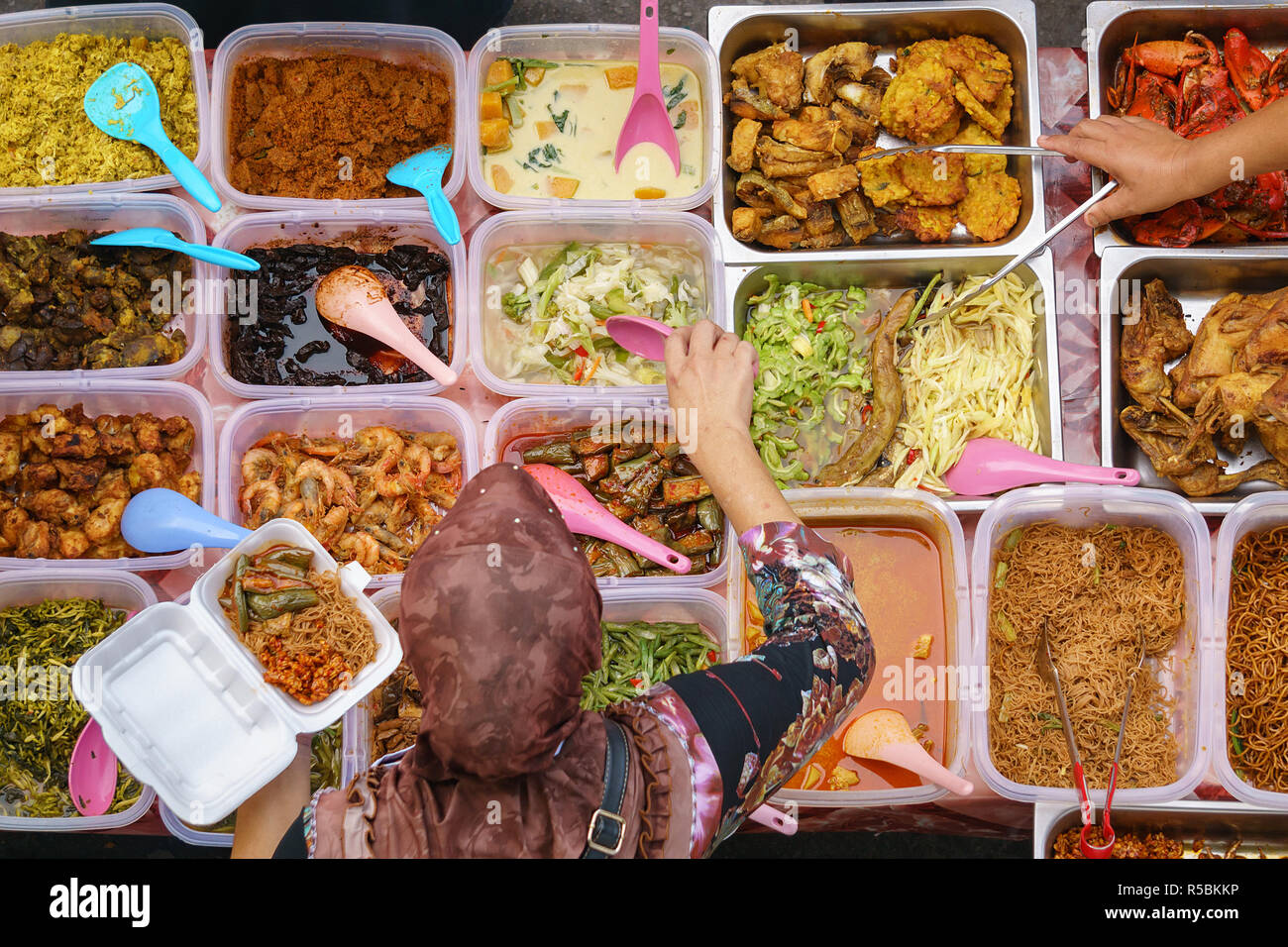 Overhead shot Kauf Nahrung der Vielfalt an köstlichen Malaysischen hausgemachte Gerichte auf der Straße verkauft in Kota Kinabalu in Sabah. Stockfoto