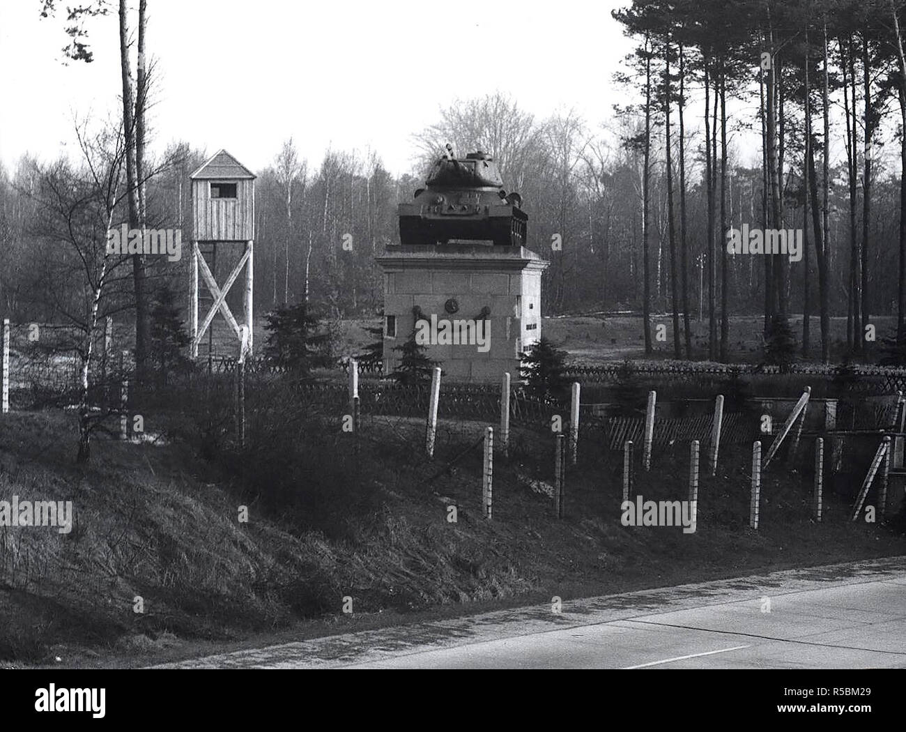 April 1962 - Statue von einem Tank in der zehlendorfer Autobahn Berlin Stockfoto