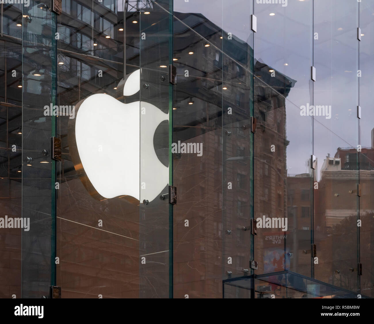 Die Apple glänzt der Upper West Side Nachbarschaft Apple Store in New York am Dienstag, den 27. November 2018. Apple Aktie hat 22% seines Wertes über Schwächung iPhone Verkauf verloren. (Â© Richard B. Levine) Stockfoto