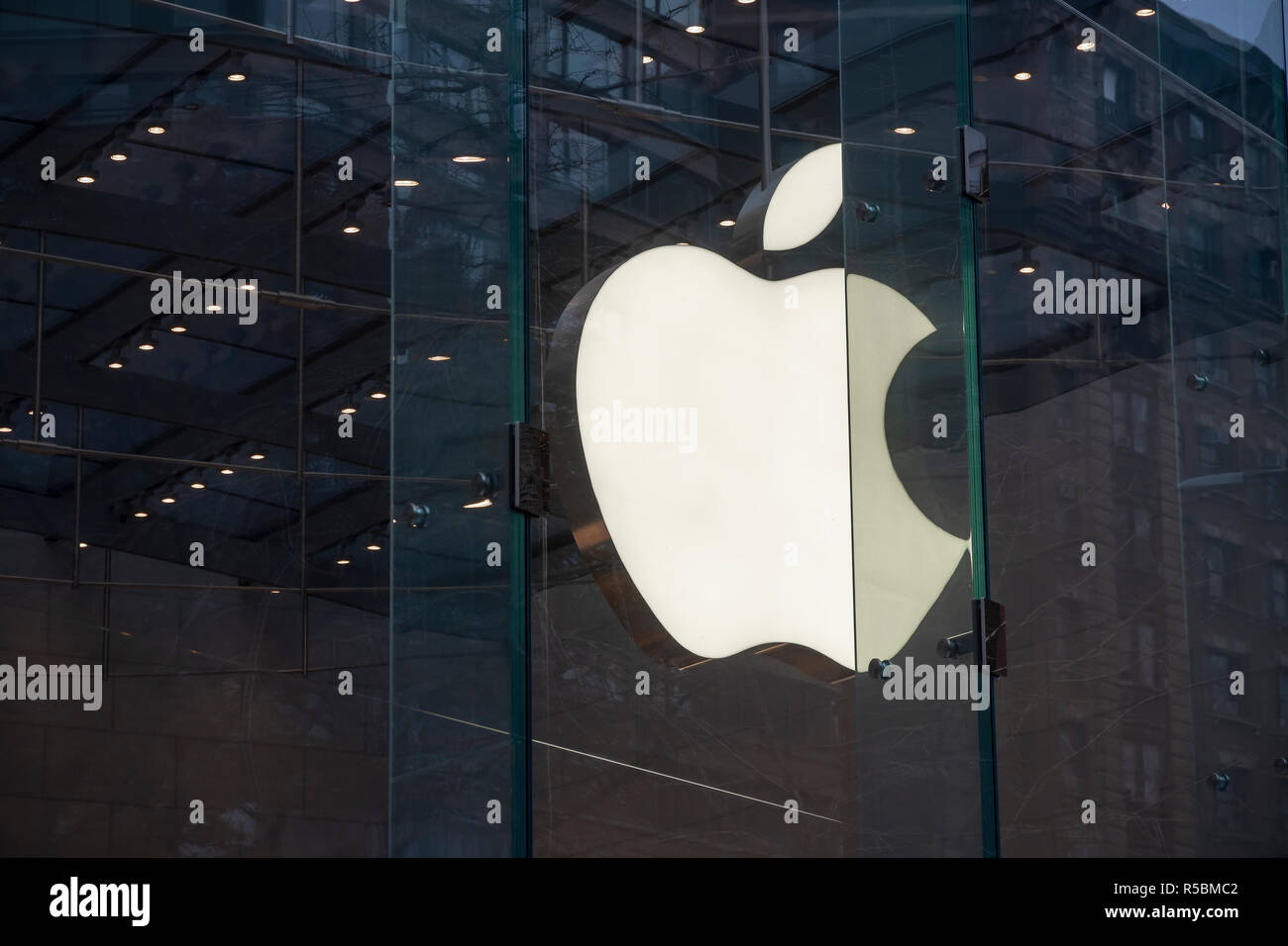 Die Apple glänzt der Upper West Side Nachbarschaft Apple Store in New York am Dienstag, den 27. November 2018. Apple Aktie hat 22% seines Wertes über Schwächung iPhone Verkauf verloren. (Â© Richard B. Levine) Stockfoto