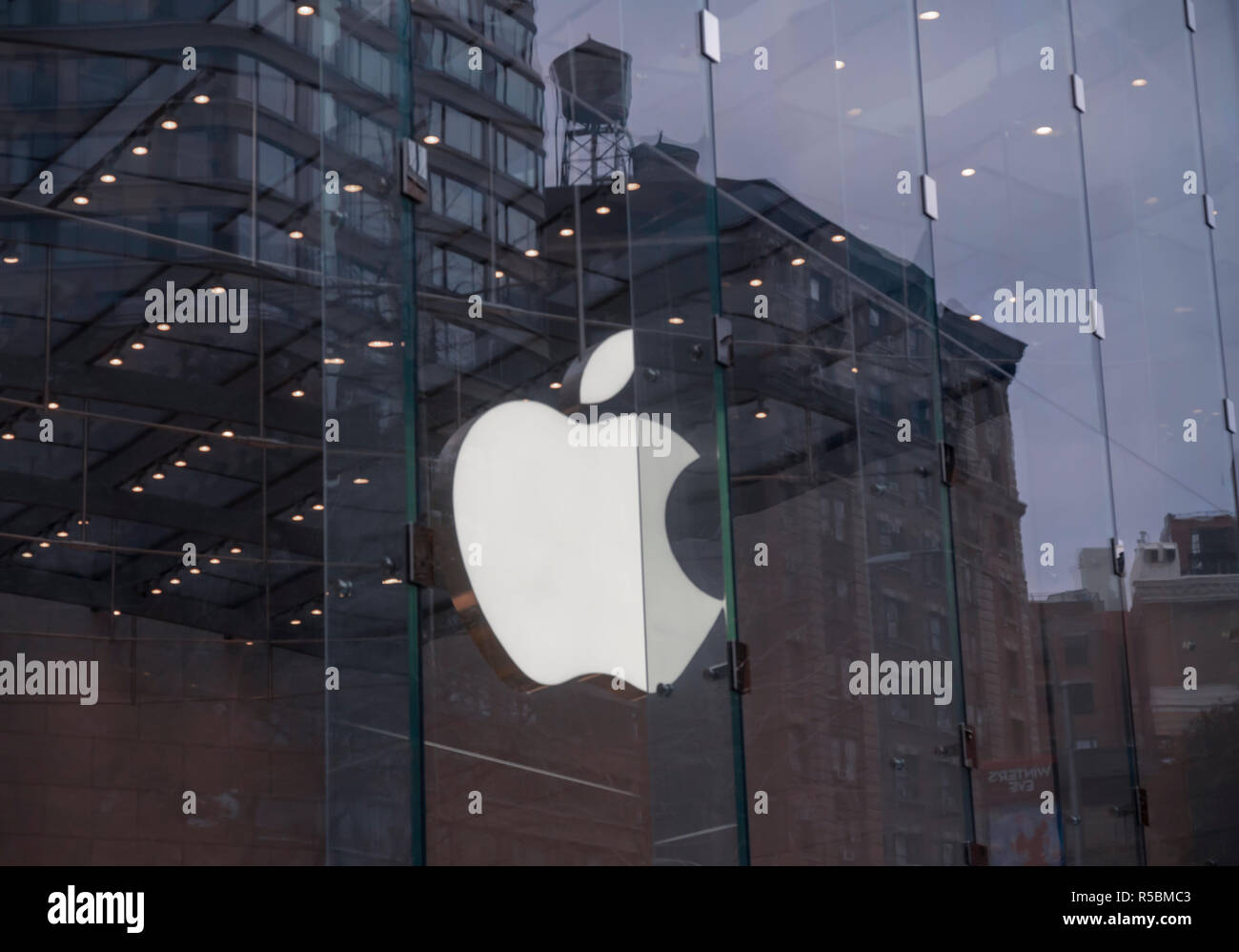 Die Apple glänzt der Upper West Side Nachbarschaft Apple Store in New York am Dienstag, den 27. November 2018. Apple Aktie hat 22% seines Wertes über Schwächung iPhone Verkauf verloren. (Â© Richard B. Levine) Stockfoto