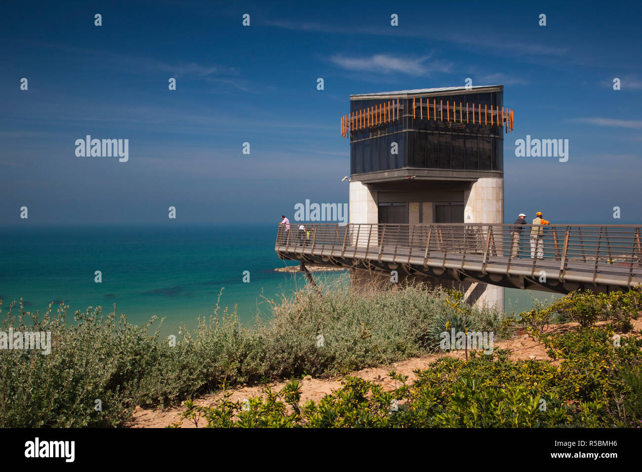 Israel, Nordküste, Netanya, Cliffside Strand Aufzug Stockfoto