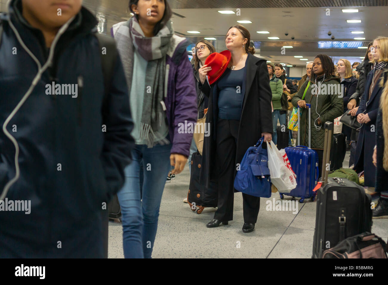 Reisende Menge Amtrak in Pennsylvania Station in New York am Mittwoch, 21. November 2018, dem Beginn des großen Exodus über das Thanksgiving Wochenende. Nach AAA mehr als 54 Millionen Menschen dürften mehr als 50 Meilen über das Wochenende zu reisen, und es ist seit 2005 erwartet die verkehrsreichste Thanksgiving zu sein. (© Richard B. Levine) Stockfoto