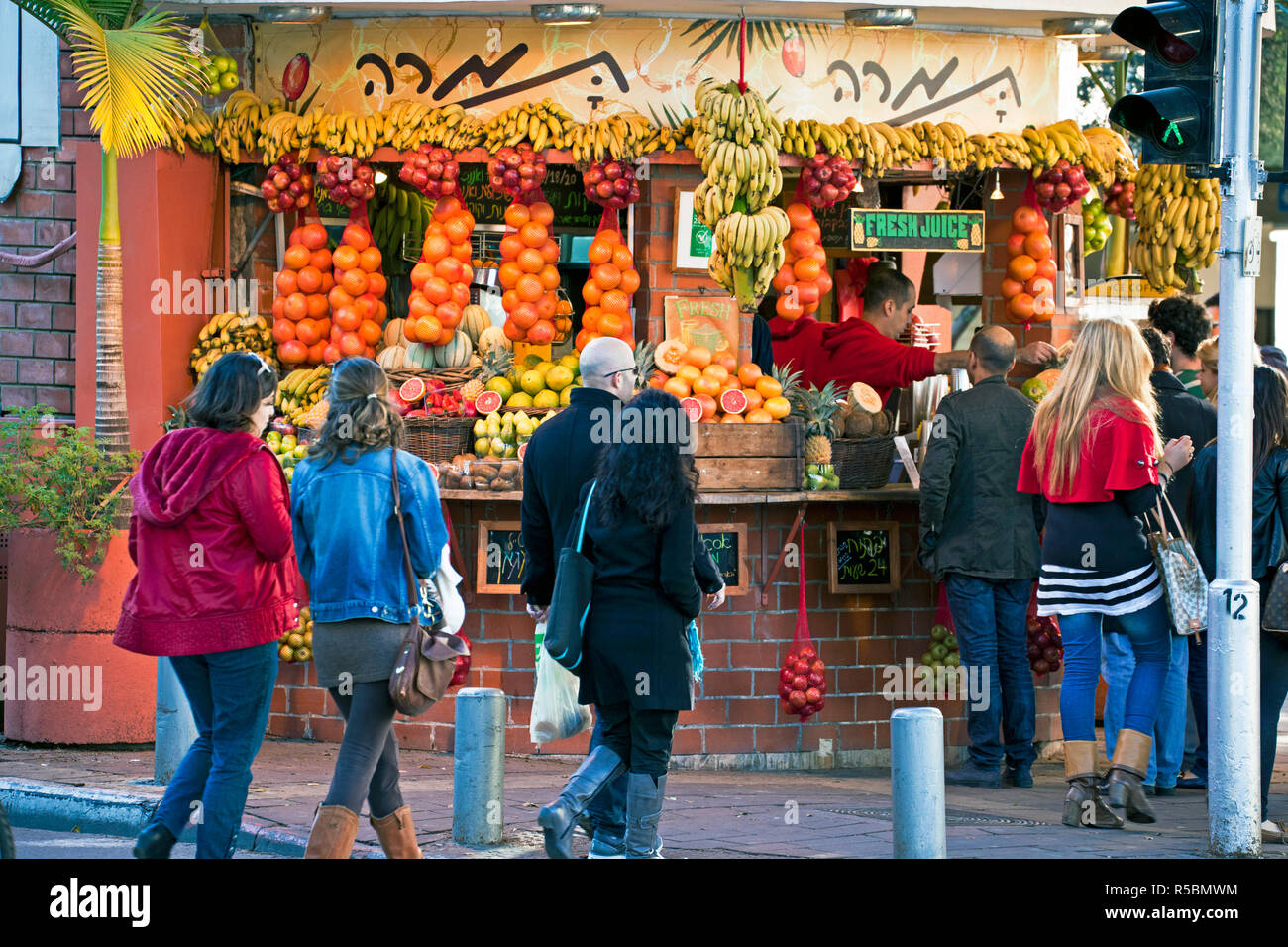 Israel, Tel Aviv, frischen Saft in der Dizengoff Street Stall im Zentrum der Stadt Stockfoto