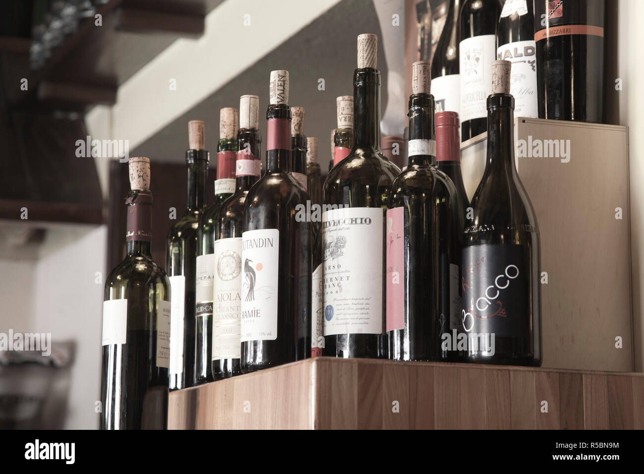 Rotwein Flaschen in Cafe/Bar, Venedig, Italien Stockfoto