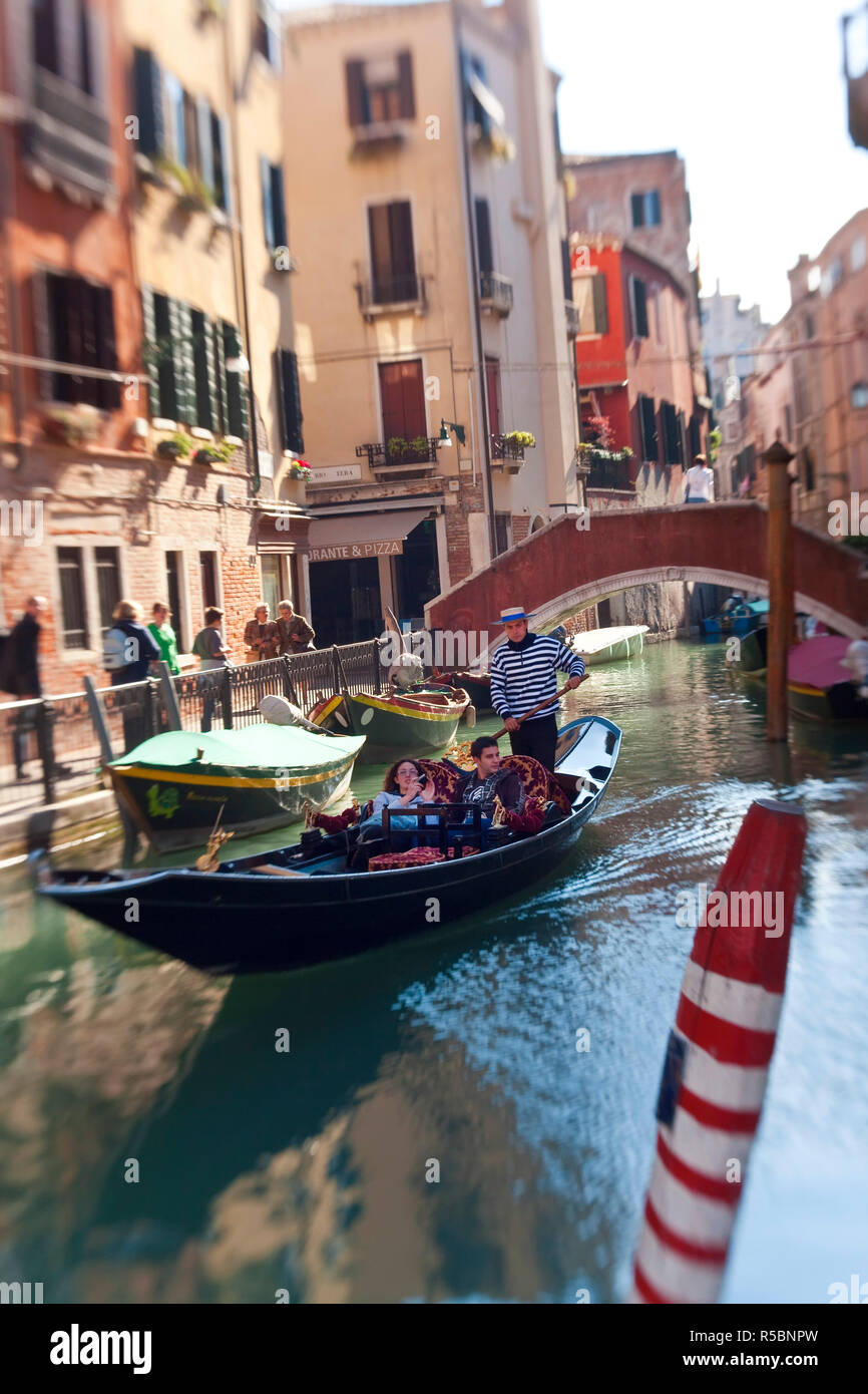 Gondeln am Kanal, Venedig, Italien Stockfoto