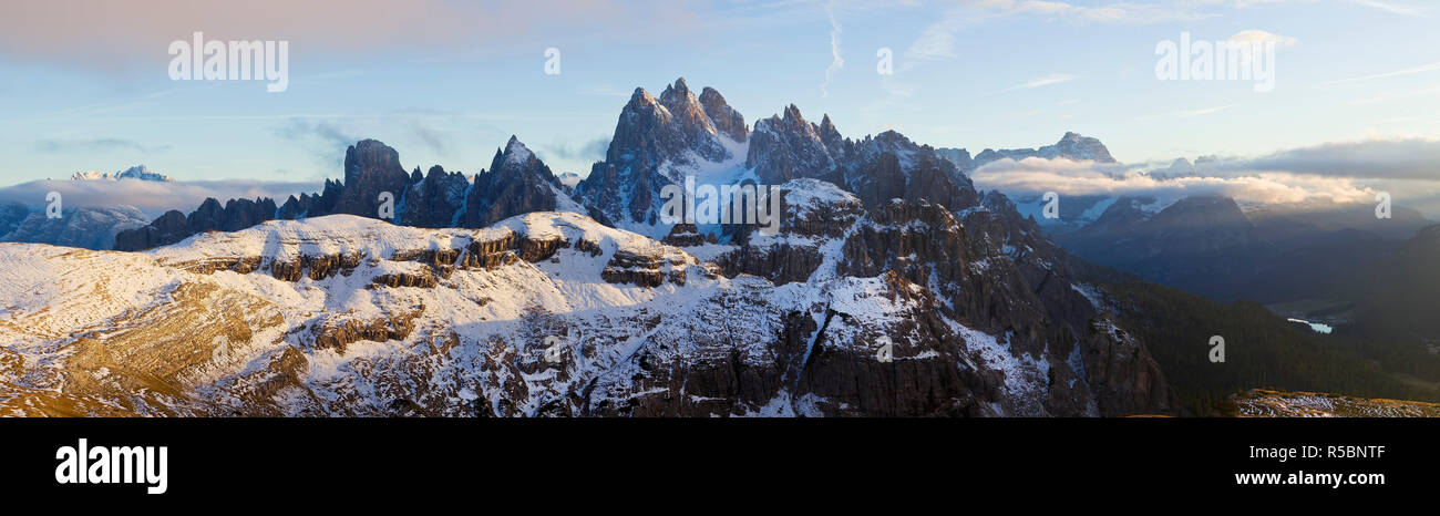 Italien, Südtirol, Südtirol, Bozen, Alta Pusteria, Hochpustertal, Sextner Dolomiten Naturpark, Blick auf die Dolomiten Stockfoto