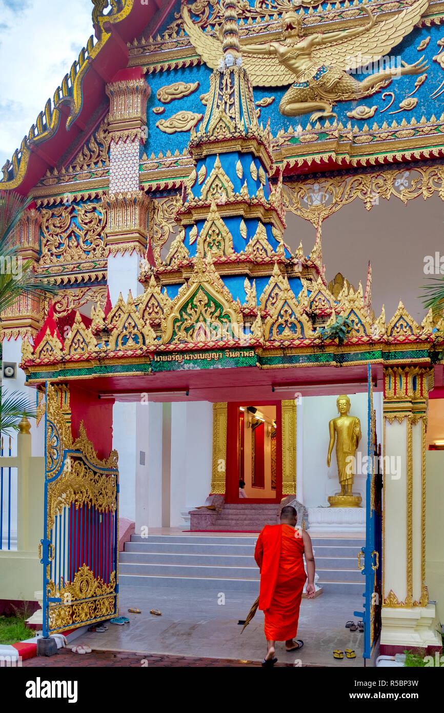 Mönch eingabe Wat Mongkhon "Nimit", Phuket Town, Thailand Stockfoto