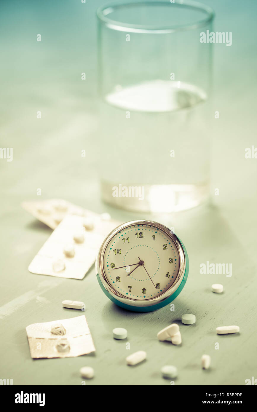 Tabletten auf einem Nachttisch. Stockfoto