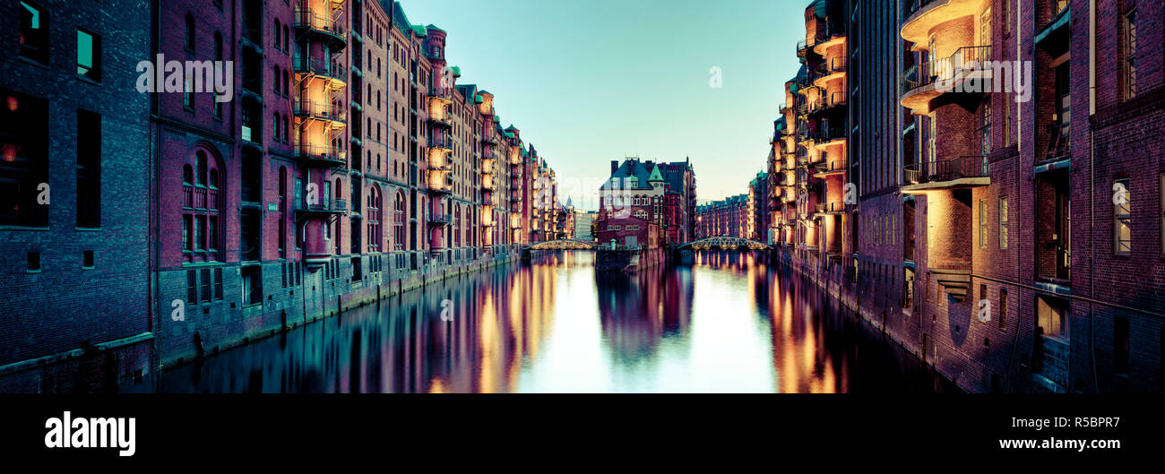 Deutschland, Hamburg, Lagerhallen und neue Wohnungen in der konvertierten Speichrstadt Bezirk Stockfoto