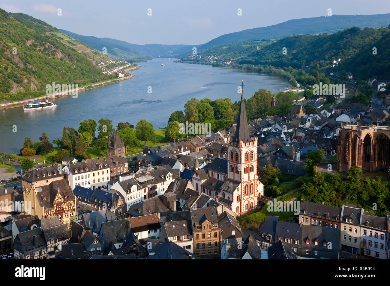 Blick über Bacharach & Rhein, Rhein, Deutschland Stockfoto