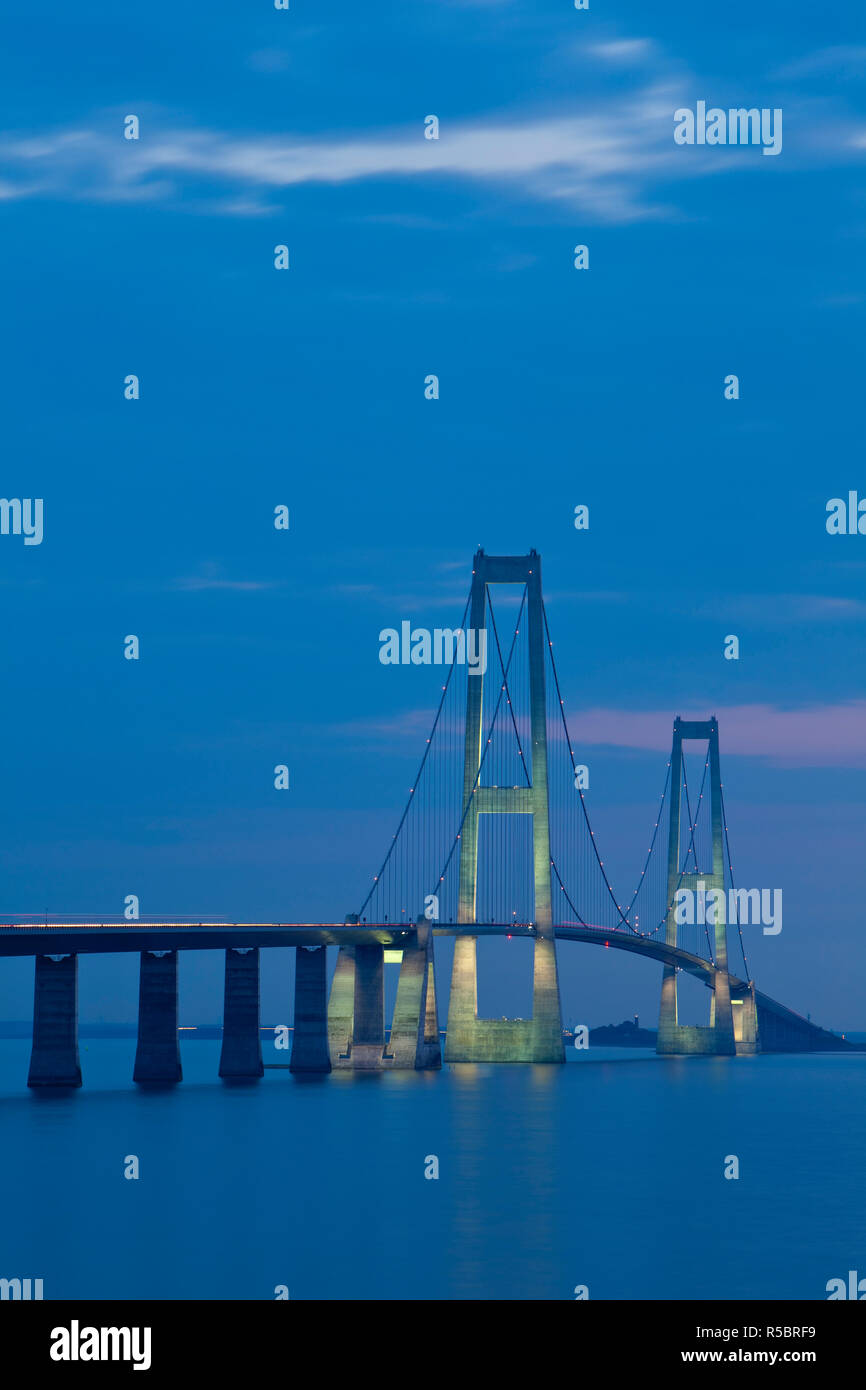 Über die beleuchteten Osten Brücke Dämmerung ab Korsor, Dänemark Stockfoto