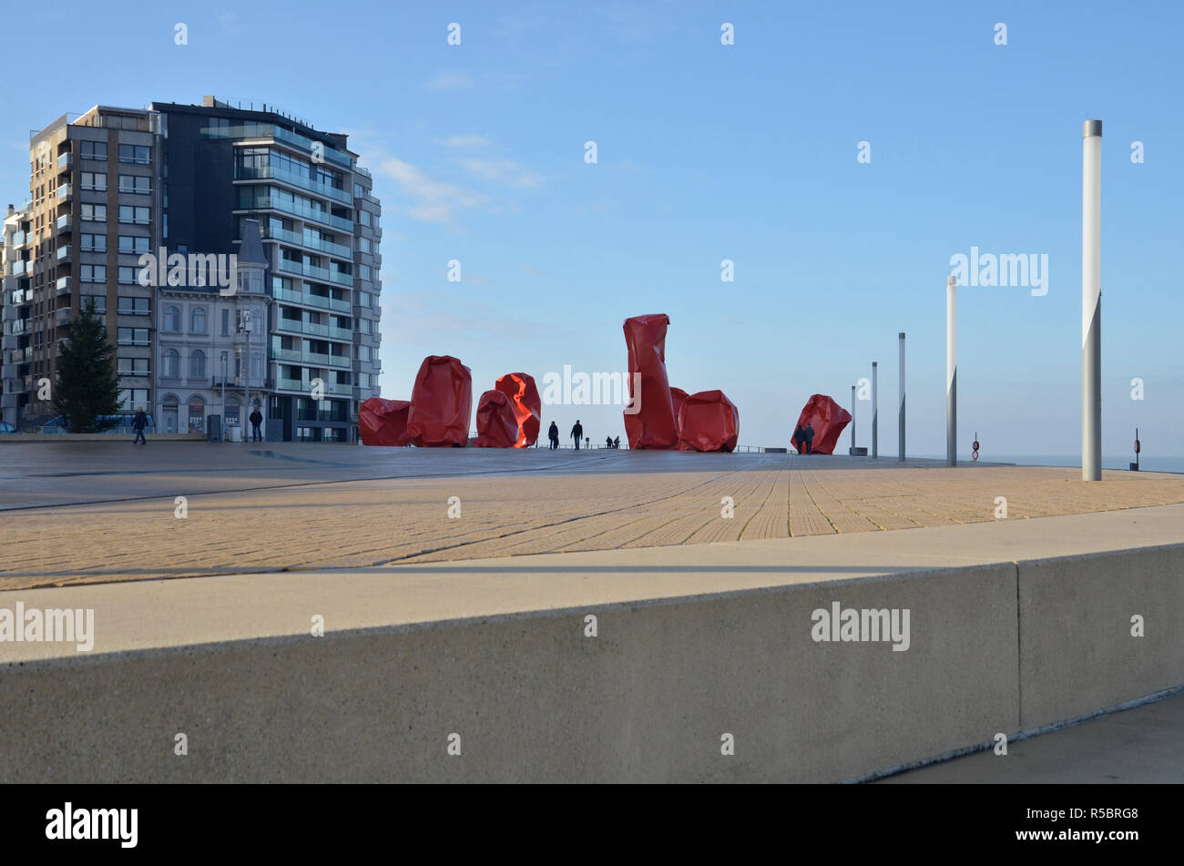 Der Fels fremden Artwork von Arne Quinze direkt am Meer in Oostende, Belgien an Helden des Meeres Square Stockfoto