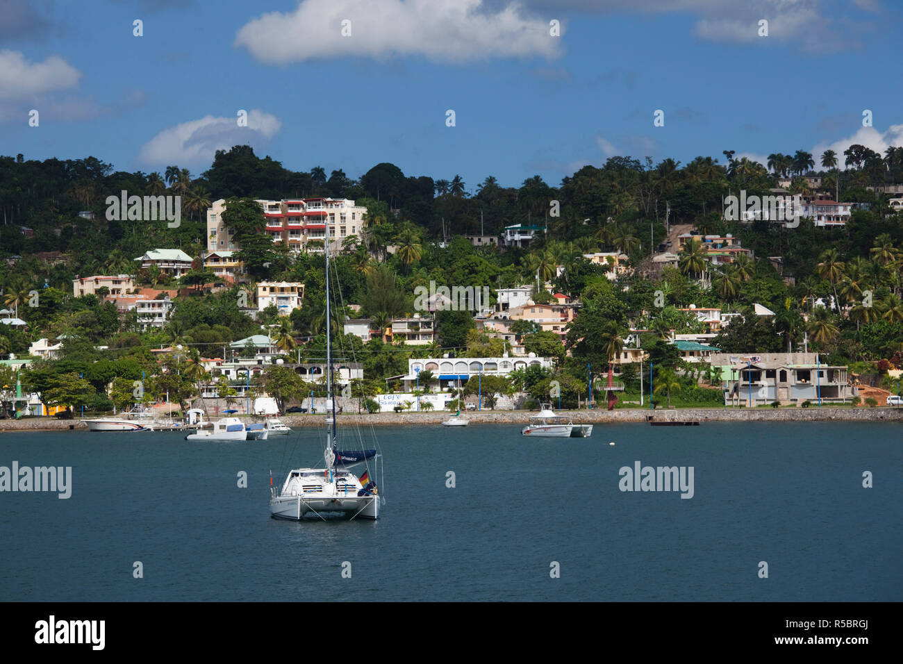 Dominikanische Republik, Halbinsel Samana, Samana, Katamaran auf Samana Bay Stockfoto