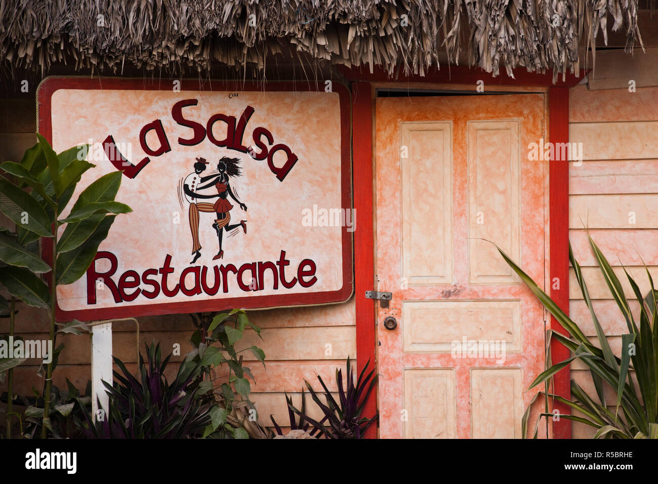 Dominikanische Republik, Halbinsel Samana, Las Terrenas, Playa Las Terrenas Strand, Restaurant am Strand Stockfoto