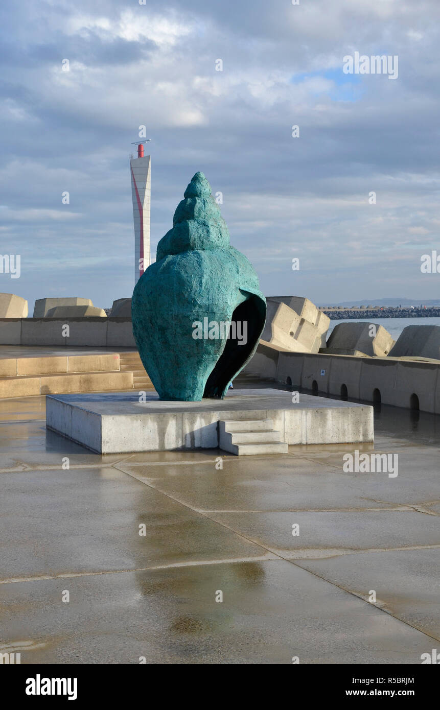 Wellhornschnecken Skulptur auf dem Meer an der Wand am Ostende in Belgien Stockfoto