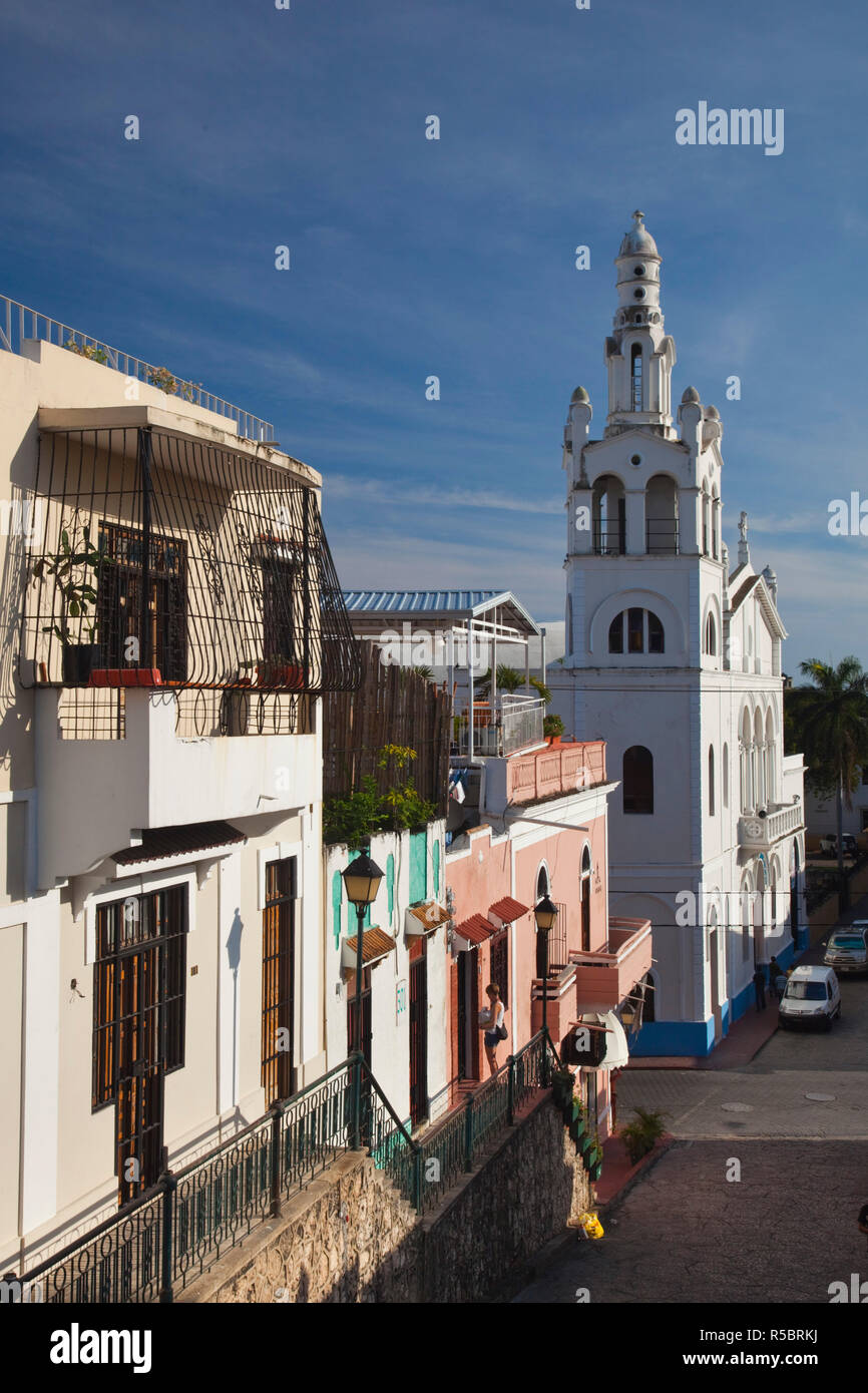 Dominikanische Republik, Santo Domingo, Zona Colonial, die Gebäude in der Calle Hostos und Iglesia Nuestra Señora de Altagracia Kirche Stockfoto