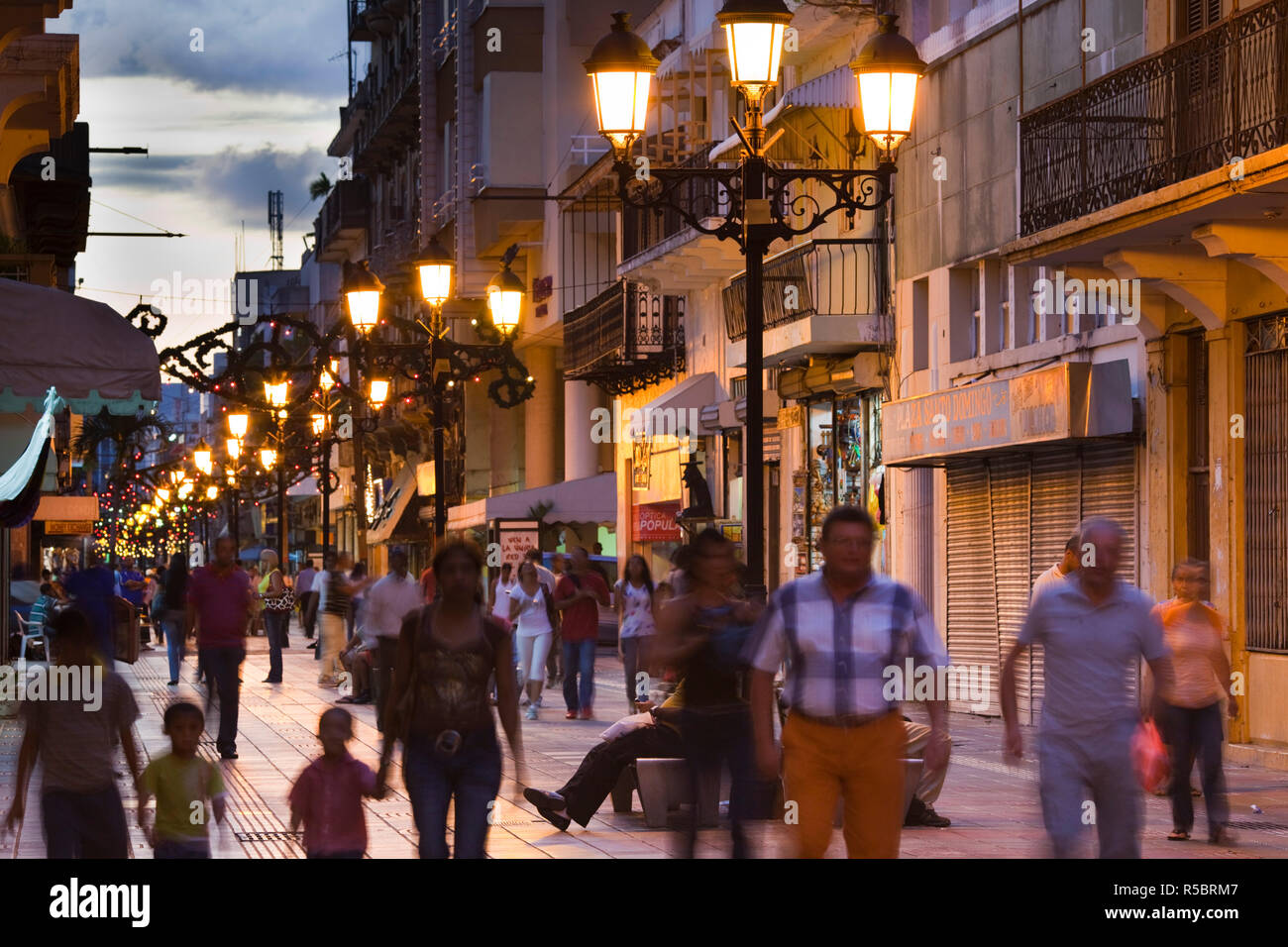 Dominikanische Republik, Santo Domingo, Zona Colonial, Calle El Conde, Fußgänger Stockfoto