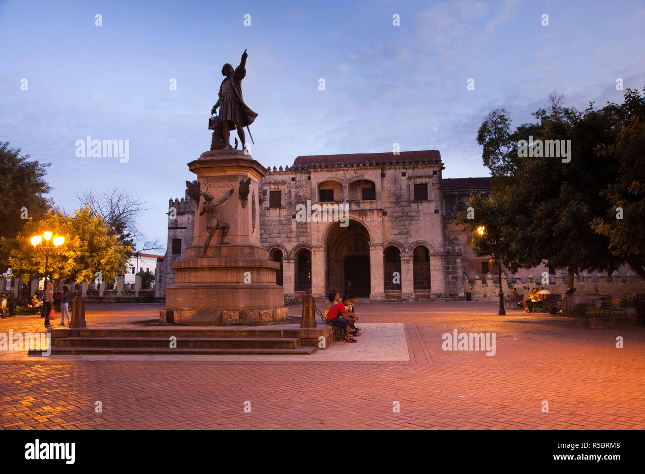 Dominikanische Republik, Santo Domingo, Zona Colonial, Statue von Columbus und Catedral Primada de America Kathedrale Stockfoto